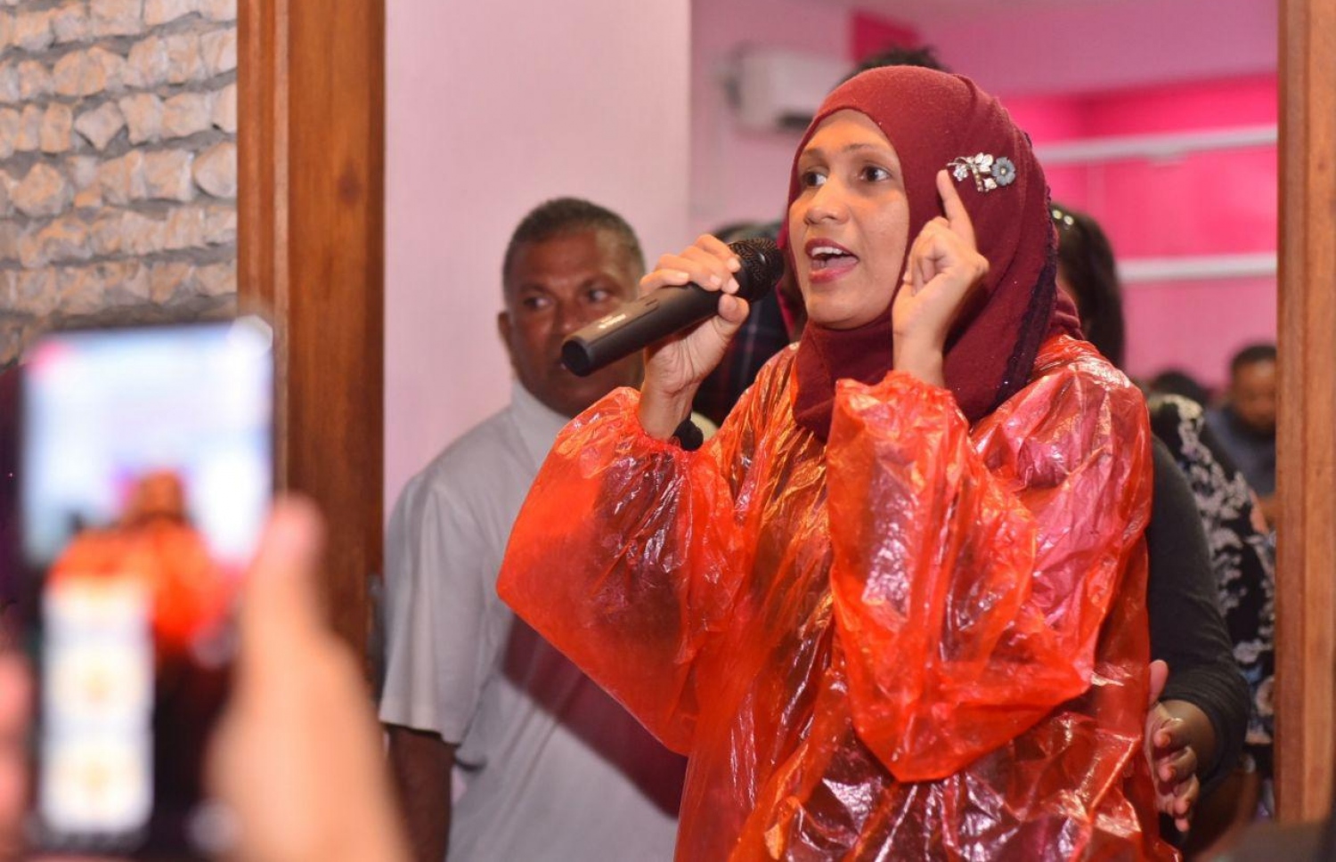 މާލެ: އޮކްޓޯބަރު 1، 2018: މިދިޔަ މަހުގެ 23 ގައި ބޭއްވި ރިޔާސީ އިންތިޚާބަށް ނުފޫޒު ފޯރާފައިވާކަން އެނގޭ ކަންތައްތަކެއް އެބަހުރި ކަމަށް ބުނެ، ޕީޕީއެމް އިން ބޭއްވި މުޒާހަރާގައި ޕީޕީއެމްގެ ސަޕޯޓަރަކު އަޑުއުފުލަނީ.-- ފޮޓޯ: ހުސެން ވަހީދު /މިހާރު