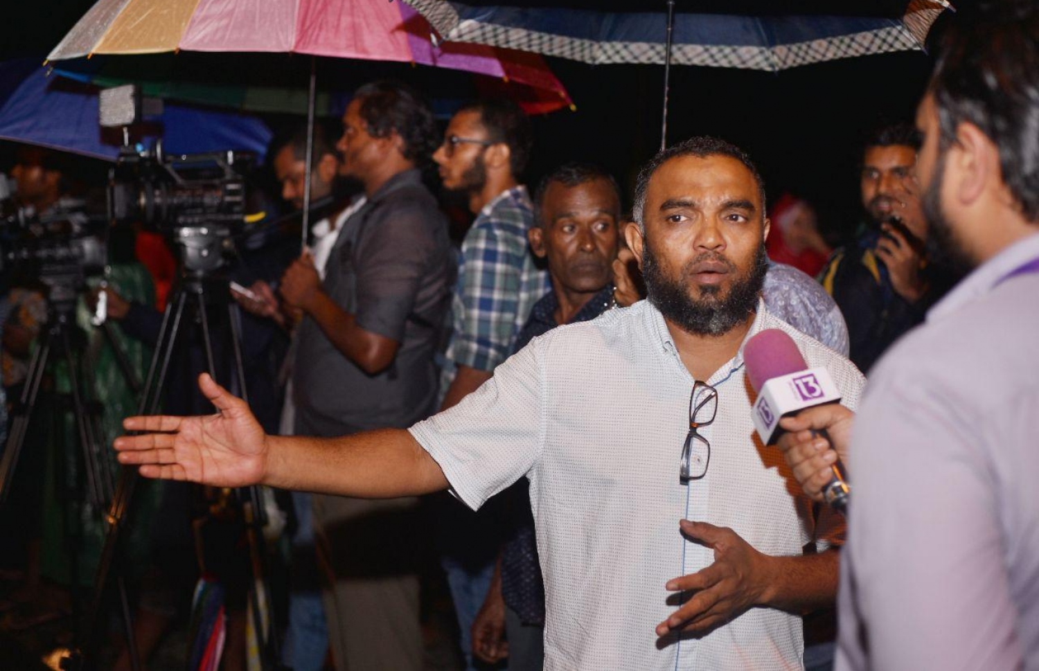 މާލެ: އޮކްޓޯބަރު 1، 2018: މިދިޔަ މަހުގެ 23 ގައި ބޭއްވި ރިޔާސީ އިންތިޚާބަށް ނުފޫޒު ފޯރާފައިވާކަން އެނގޭ ކަންތައްތަކެއް އެބަހުރި ކަމަށް ބުނެ، ޕީޕީއެމް އިން ބޭއްވި މުޒާހަރާގައި އަލީ އާރިފް ޗެނަލް 13 އަށް އިންޓަވިއުއެއް ދެއްވަނީ.-- ފޮޓޯ: ހުސެން ވަހީދު /މިހާރު