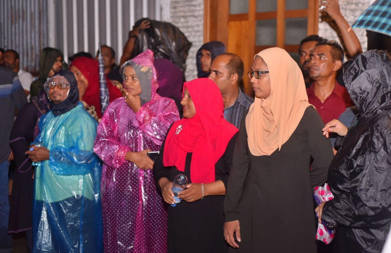 މާލެ: އޮކްޓޯބަރު 1، 2018: މިދިޔަ މަހުގެ 23 ގައި ބޭއްވި ރިޔާސީ އިންތިޚާބަށް ނުފޫޒު ފޯރާފައިވާކަން އެނގޭ ކަންތައްތަކެއް އެބަހުރި ކަމަށް ބުނެ، ޕީޕީއެމް އިން ބޭއްވި މުޒާހަރާގައި ޕީޕީއެމްގެ ސަޕޯޓަރުންތަކެއް އަޑުއުފުލަނީ.-- ފޮޓޯ: ހުސެން ވަހީދު /މިހާރު