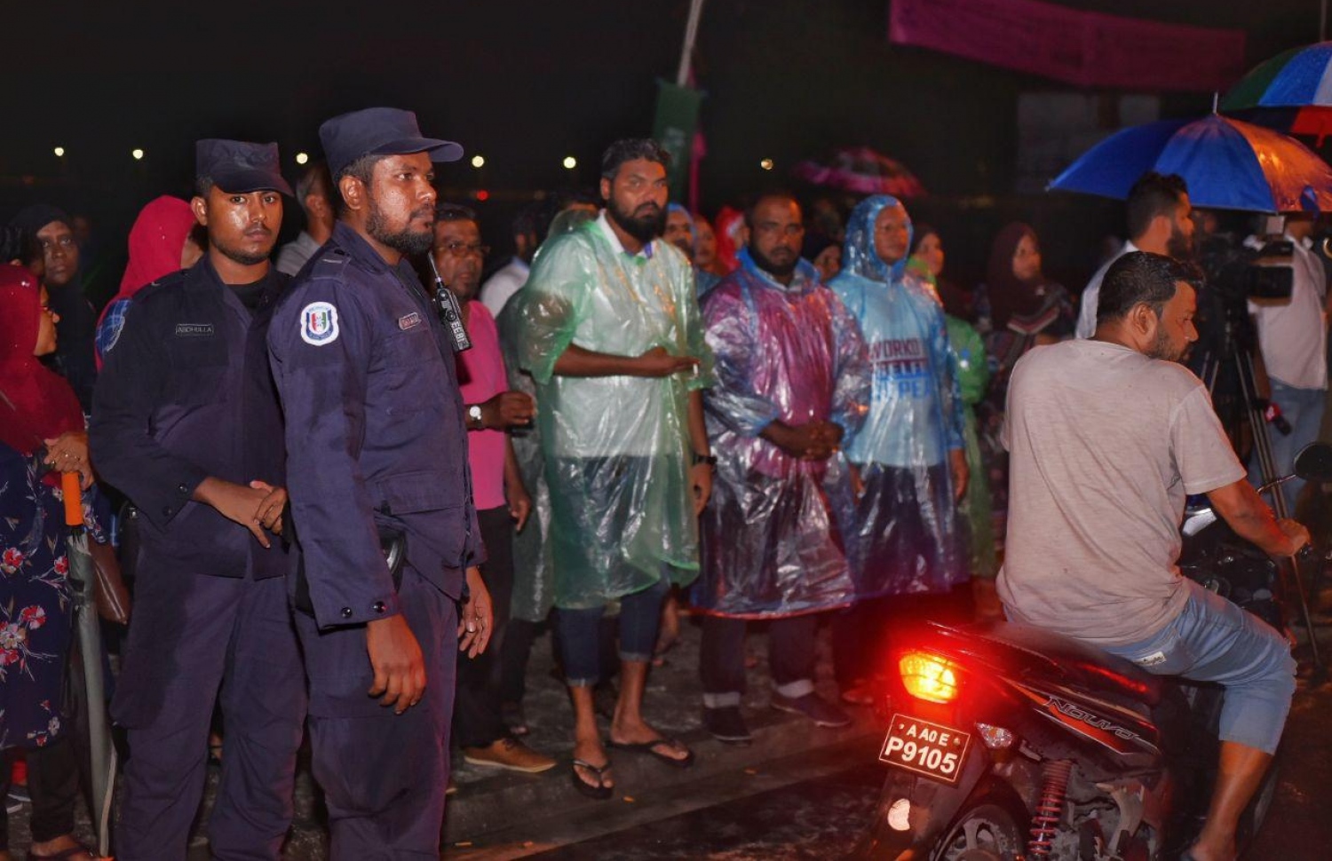 މާލެ: އޮކްޓޯބަރު 1، 2018: މިދިޔަ މަހުގެ 23 ގައި ބޭއްވި ރިޔާސީ އިންތިޚާބަށް ނުފޫޒު ފޯރާފައިވާކަން އެނގޭ ކަންތައްތަކެއް އެބަހުރި ކަމަށް ބުނެ، ޕީޕީއެމް އިން ބޭއްވި މުޒާހަރާގައި ޕީޕީއެމްގެ ސަޕޯޓަރުންތަކެއް އަޑުއުފުލަނީ.-- ފޮޓޯ: ހުސެން ވަހީދު /މިހާރު