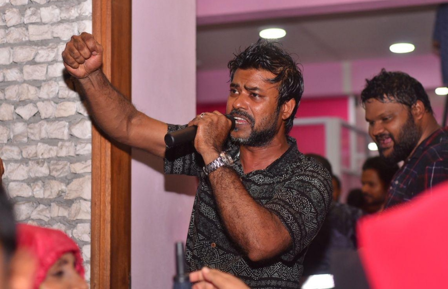 މާލެ: އޮކްޓޯބަރު 1، 2018: މިދިޔަ މަހުގެ 23 ގައި ބޭއްވި ރިޔާސީ އިންތިޚާބަށް ނުފޫޒު ފޯރާފައިވާކަން އެނގޭ ކަންތައްތަކެއް އެބަހުރި ކަމަށް ބުނެ، ޕީޕީއެމް އިން ބޭއްވި މުޒާހަރާގައި ރައީސް އަބްދުﷲ ޔާމީންގެ ތަރުޖަމާނު އަބްދުﷲ މުއާޒް އަލީ ވާހަކަ ދައްކަވަނީ.-- ފޮޓޯ: ހުސެން ވަހީދު /މިހާރު