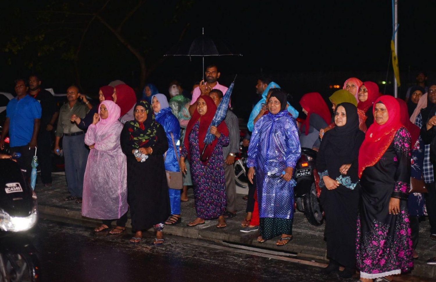 މާލެ: އޮކްޓޯބަރު 1، 2018: މިދިޔަ މަހުގެ 23 ގައި ބޭއްވި ރިޔާސީ އިންތިޚާބަށް ނުފޫޒު ފޯރާފައިވާކަން އެނގޭ ކަންތައްތަކެއް އެބަހުރި ކަމަށް ބުނެ، ޕީޕީއެމް އިން ބޭއްވި މުޒާހަރާގައި ޕީޕީއެމްގެ ސަޕޯޓަރުންތަކެއް އަޑުއުފުލަނީ.-- ފޮޓޯ: ހުސެން ވަހީދު /މިހާރު