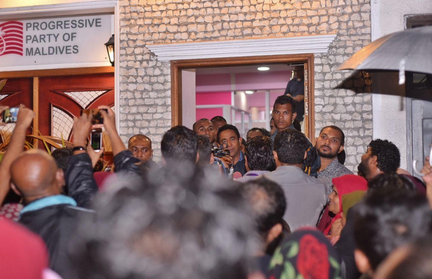 މާލެ: އޮކްޓޯބަރު 1، 2018: މިދިޔަ މަހުގެ 23 ގައި ބޭއްވި ރިޔާސީ އިންތިޚާބަށް ނުފޫޒު ފޯރާފައިވާކަން އެނގޭ ކަންތައްތަކެއް އެބަހުރި ކަމަށް ބުނެ، ޕީޕީއެމް އިން ބޭއްވި މުޒާހަރާގައި ރައީސް އަބްދުﷲ ޔާމީން ވާހަކަ ދައްކަވަނީ.-- ފޮޓޯ: ހުސެން ވަހީދު /މިހާރު