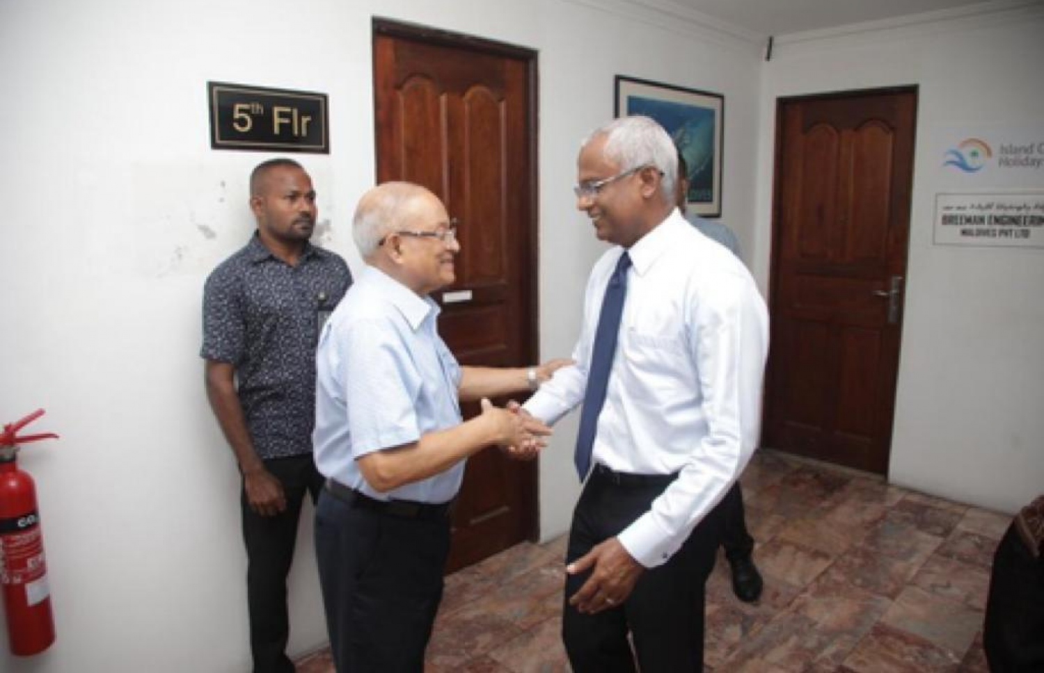 އިންތިހާބީ ރައީސް އިބްރާހިމް މުހައްމަދު ސޯލިހު (އިބޫ) އާ މައުމޫން ބައްދަލުކުރައްވަނީ: ސިޔާސީ ތަފާތު ފިކުރުގެ ބޭފުޅުންނާ އެކު އުޅުއްވަން އެނގިވަޑައިގަންނަވާ