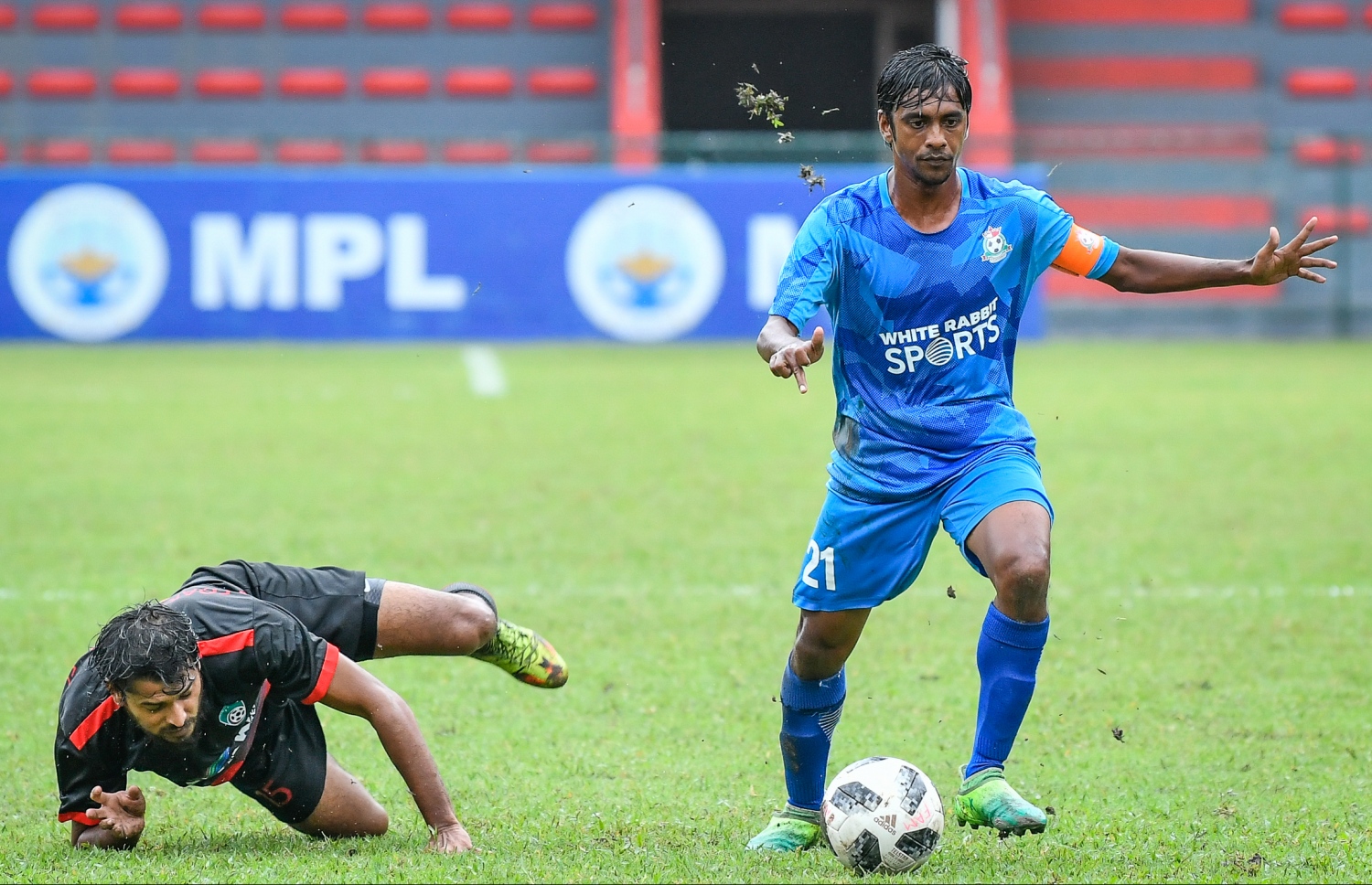 ނިލަންދޫ ޓީމުގެ ކެޕްޓަން ބޯޅަ ހިފައިގެން. --- ފޮޓޯ: ނިޝާން އަލީ/ މިހާރު