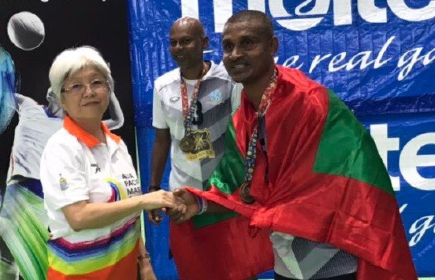 ނަދީމް (ކ) ދާދި ފަހުން މެލޭޝިއާގައި ބޭއްވި ވެޓްރަންސް މުބާރާތެއްގައި އިނާމަކާ ހަވާލުވަނީ.