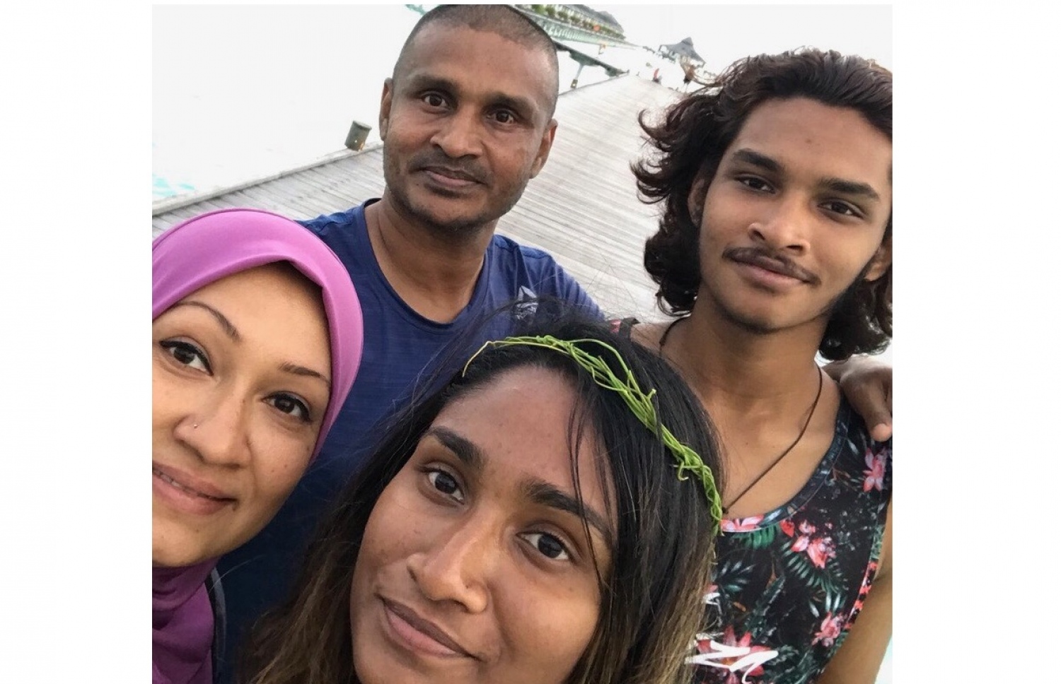 ނަދީމް އޭނާގެ އަންހެނުން (ވ) އަދި ދެ ކުދިންނާ އެކު.