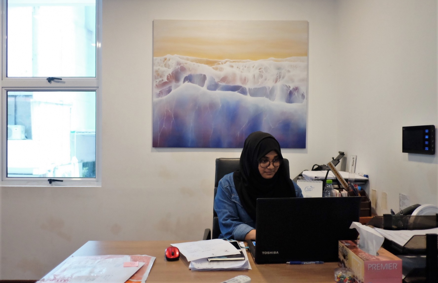 ސުއޫދު އަންވަރު އެން ކޯ ލޯފާމްގެ އޮފީހުގައި މުވައްޒަފަކު މަސައްކަތްކުރާއިރު، އެތަނުގައި ބަހައްޓާފައިވާ ކުރެހުމެއް ފެންނަން.