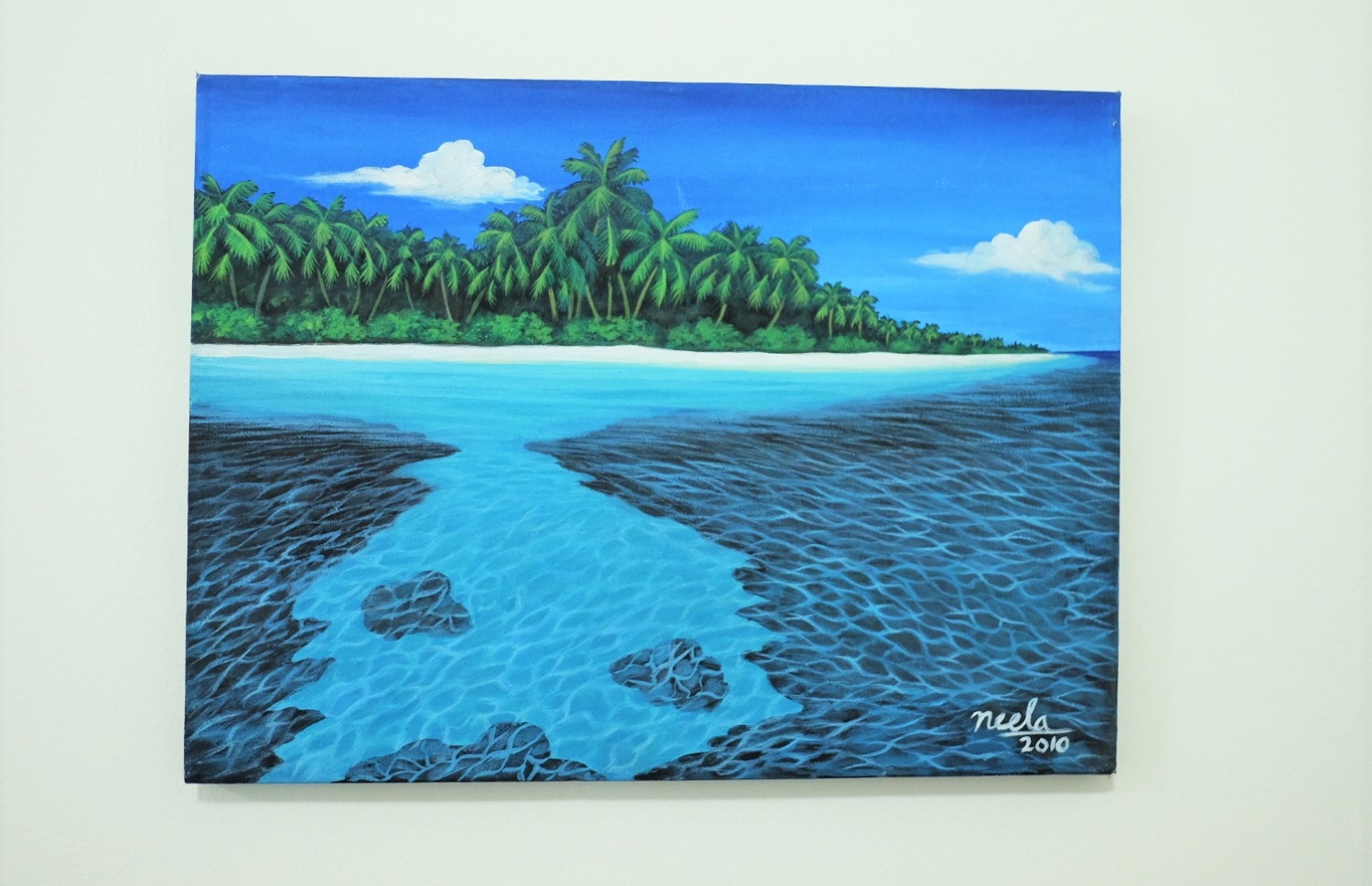 ސުއޫދު އަންވަރު އެން ކޯ ލޯފާމްގެ އޮފީހުގައި ބަހައްޓާފައިވާ ނީލާގެ ކުރެހުމެއް.