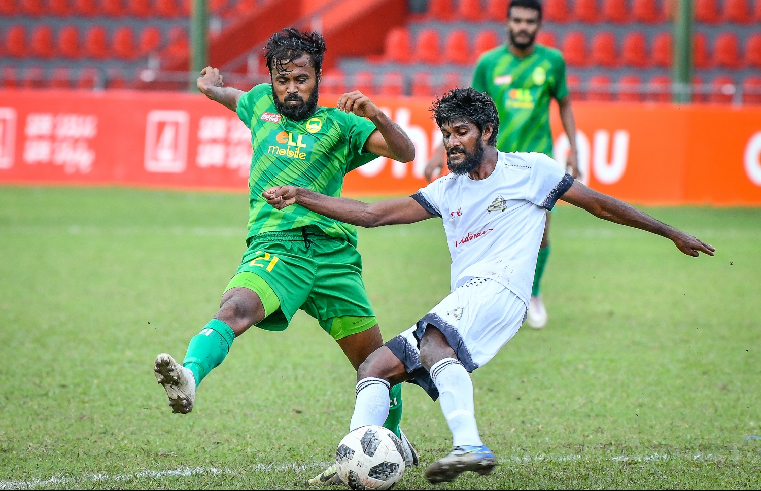 ގްރީން ސްޓްރީޓްސްގެ އާދިލް (ކ) ކައިރިން މާޒިޔާގެ މުލަކޭ ބޯޅަ ހޯދަން މަސައްކަތްކުރަނީ. -- ފޮޓޯ: ނިޝާން އަލީ/ މިހާރު