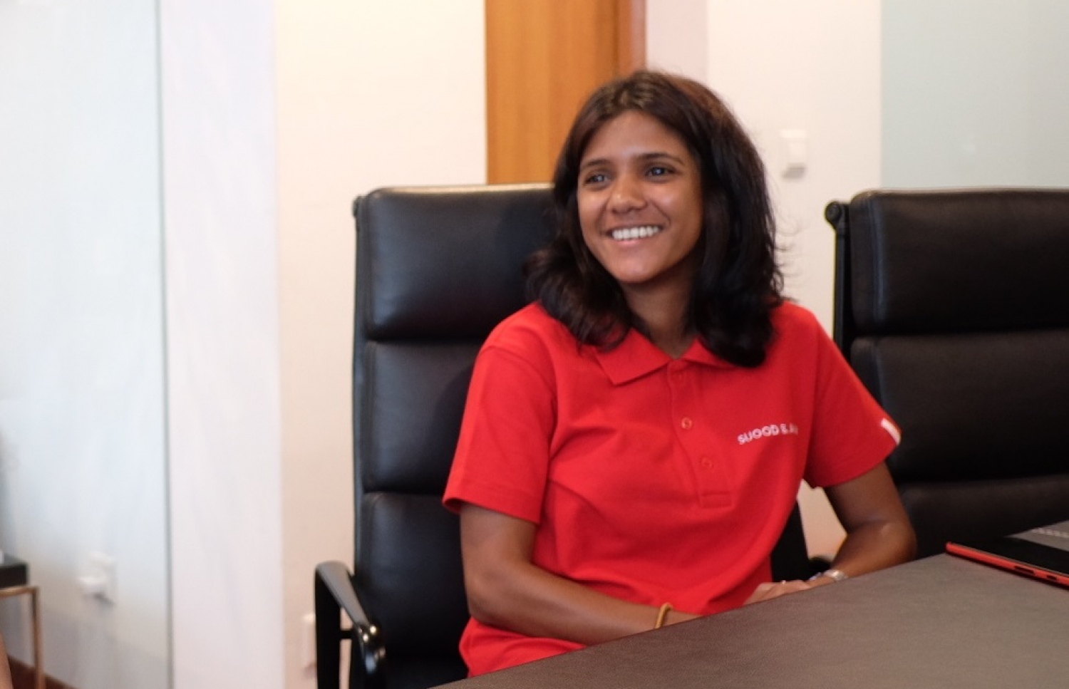 ލޯ ފާމްގެ އިން-ހައުސް އާޓިސްޓް އީމާން އިންޓަވިއުދެނީ.