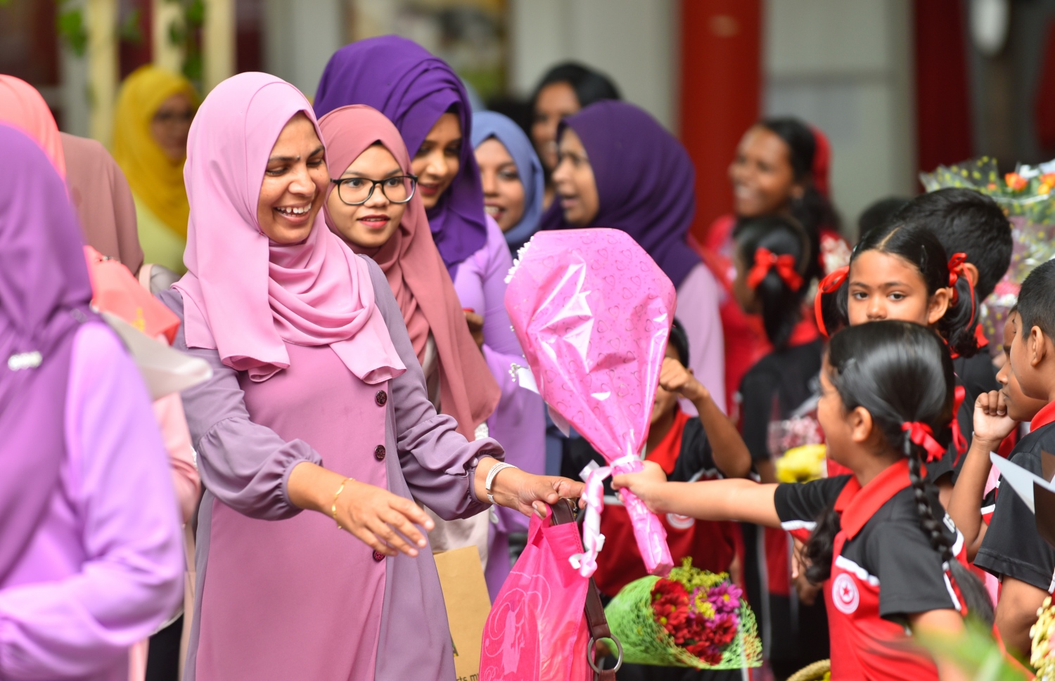 މާލެ: އޮކްޓޯބަރު 4، 2018- އިސްކަންދަރު ސްކޫލްގައި މިއަދު ފާހަގަކުރާ މި އަހަރުގެ ޓީޗަރުންގެ ދުވަހާ ގުޅިގެން، ޓީޗަރުންނަށް މަރުހަބާ ކިޔުމުގެ ގޮތުން މާބޮނޑި ދެނީ.---ފޮޓޯ: ހުސައިން ވަހީދު/މިހާރު