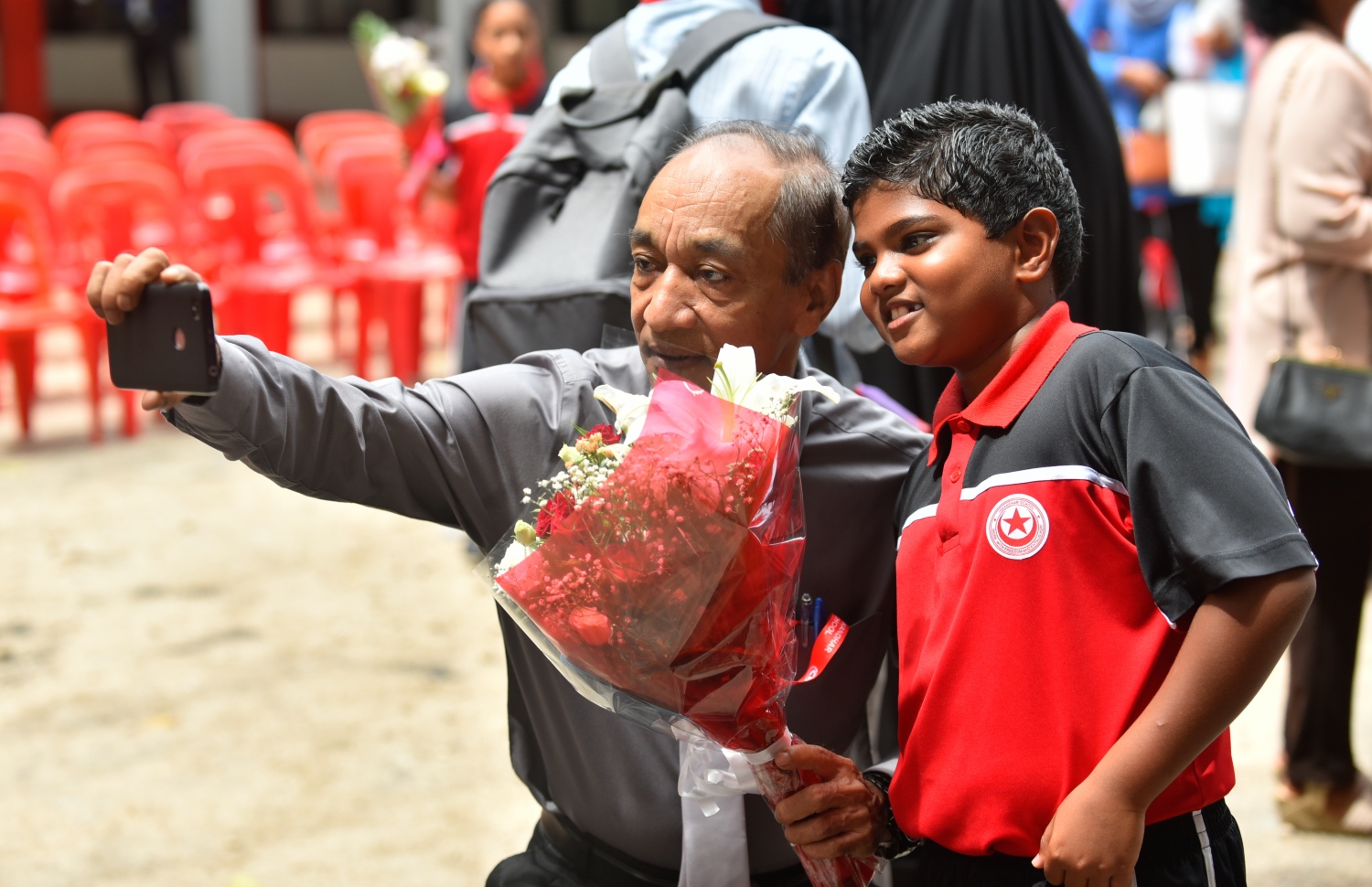 މާލެ: އޮކްޓޯބަރު 4، 2018- އިސްކަންދަރު ސްކޫލްގައި މިއަދު ފާހަގަކުރާ މި އަހަރުގެ ޓީޗަރުންގެ ދުވަހާ ގުޅިގެން ބޭއްވި ހަރަކާތުގެ ތެރެއިން، އެ ސްކޫލްގެ މުވައްޒަފަކު، ކުއްޖަކާ އެކު ސެލްފީއެއް ނަގަނީ.---ފޮޓޯ: ހުސައިން ވަހީދު/މިހާރު