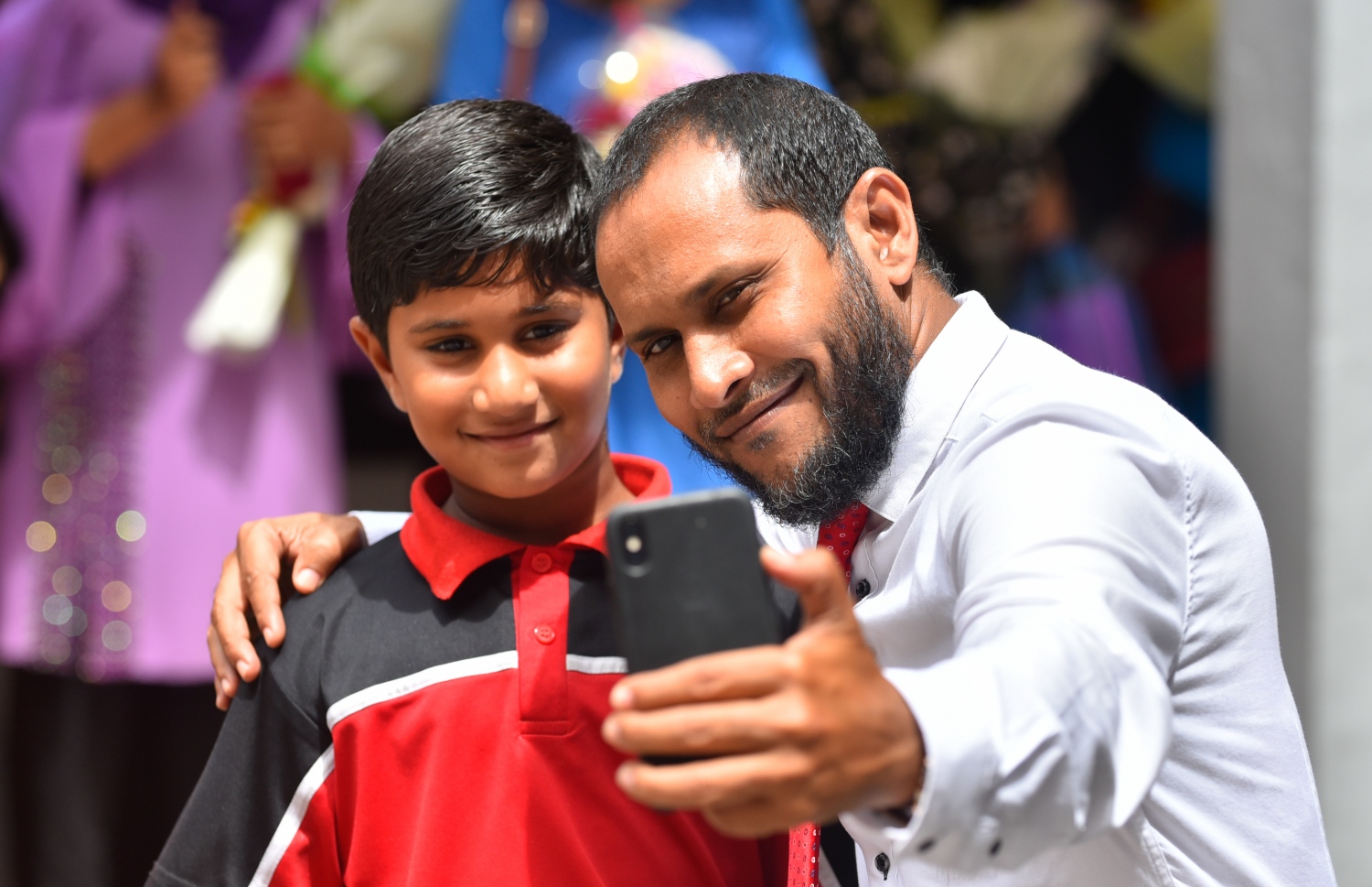 މާލެ: އޮކްޓޯބަރު 4، 2018- އިސްކަންދަރު ސްކޫލްގައި މިއަދު ފާހަގަކުރާ މި އަހަރުގެ ޓީޗަރުންގެ ދުވަހާ ގުޅިގެން ބޭއްވި ހަރަކާތުގެ ތެރެއިން، އެ ސްކޫލްގެ މުވައްޒަފަކު، ކުއްޖަކާ އެކު ސެލްފީއެއް ނަގަނީ.---ފޮޓޯ: ހުސައިން ވަހީދު/މިހާރު