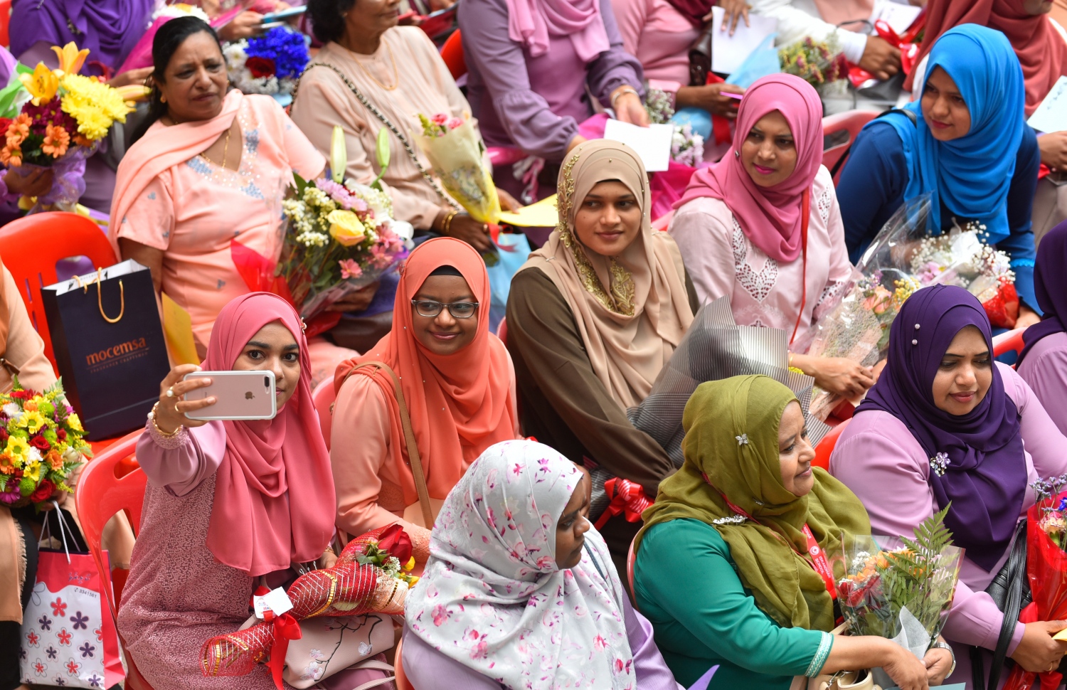 މާލެ: އޮކްޓޯބަރު 4، 2018: އިސްކަންދަރު ސުކޫލުގައި ޓީޗަރުންގެ ދުވަސް ފާހަގަކުރުމުގެ ގޮތުން ބޭއްވި ހާއްސަ އެސެމްބްލީގައި ޓީޗަރުންތަކެއް ސެލްފީއެއް ނަގަނީ.---ފޮޓޯ: ހުސައިން ވަހީދު/މިހާރު