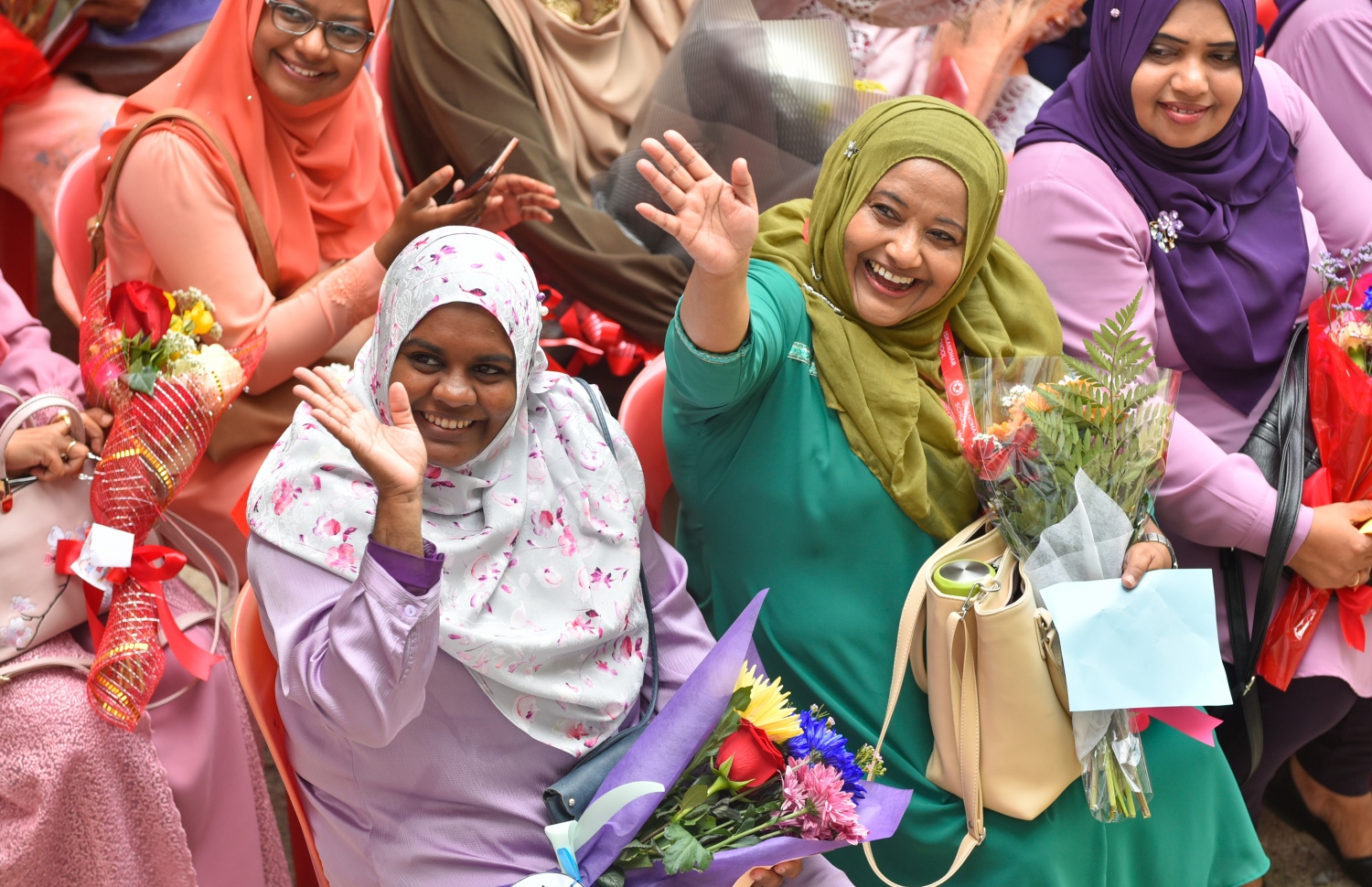 މާލެ: އޮކްޓޯބަރު 4، 2018- އިސްކަންދަރު ސްކޫލްގައި މިއަދު ފާހަގަކުރާ މި އަހަރުގެ ޓީޗަރުންގެ ދުވަހާ ގުޅިގެން ބޭއްވި ޚާއްސަ އެސެމްބަލީގެ ތެރެއިން، ދެ ޓީޗަރަކު ކުދިންނަށް އަތުން އިޝާރާތް ކުރަނީ.---ފޮޓޯ: ހުސައިން ވަހީދު/މިހާރު