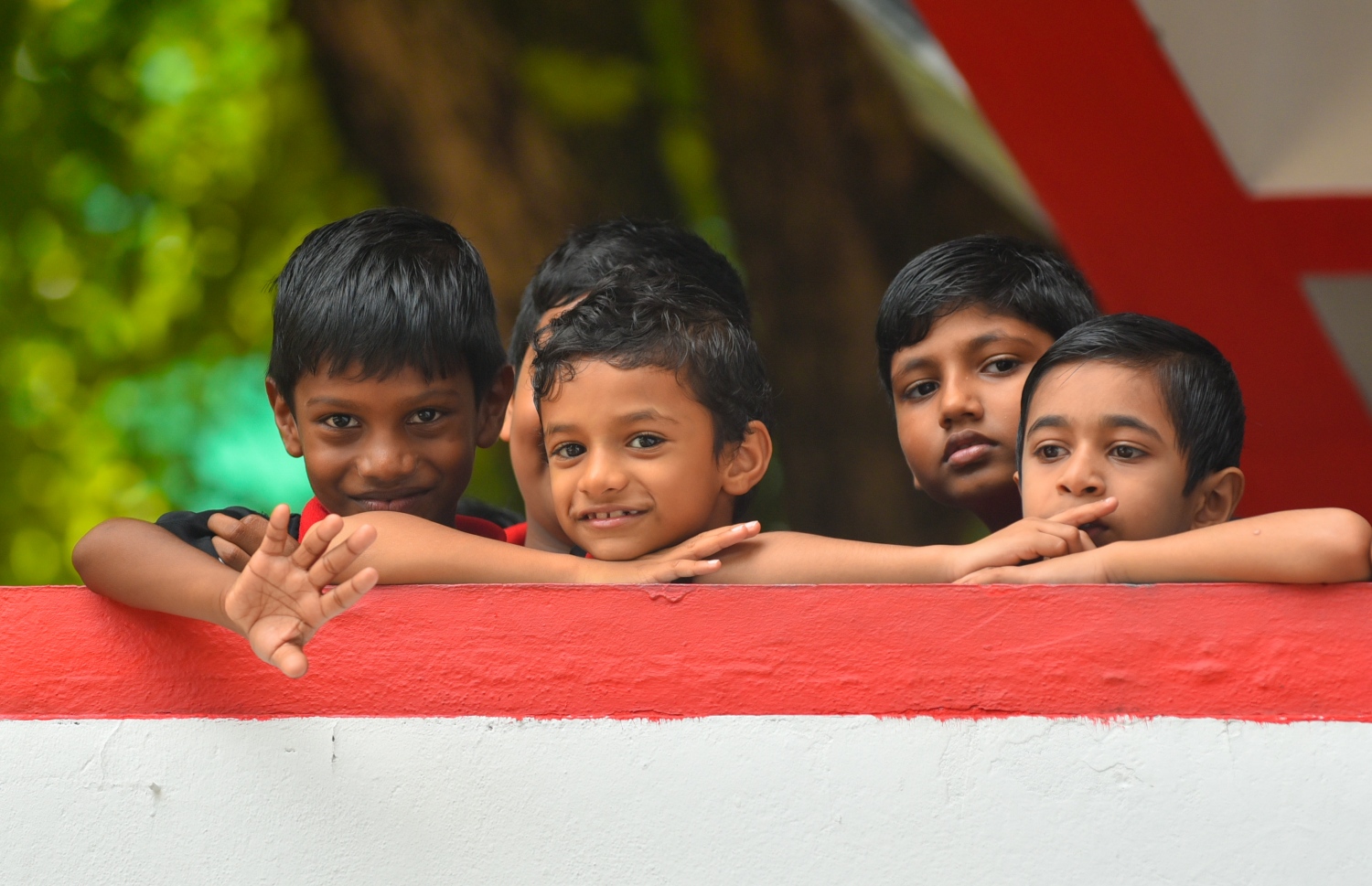 މާލެ: އޮކްޓޯބަރު 4، 2018- އިސްކަންދަރު ސްކޫލްގައި މިއަދު ފާހަގަކުރާ މި އަހަރުގެ ޓީޗަރުންގެ ދުވަހާ ގުޅިގެން ބޭއްވި ޚާއްސަ އެސެމްބްލީގައި ބައިވެރިވި ކުދިންތަކެއް ކެމެރާއަށް ބަލަހައްޓައިގެން.---ފޮޓޯ: ހުސައިން ވަހީދު/މިހާރު