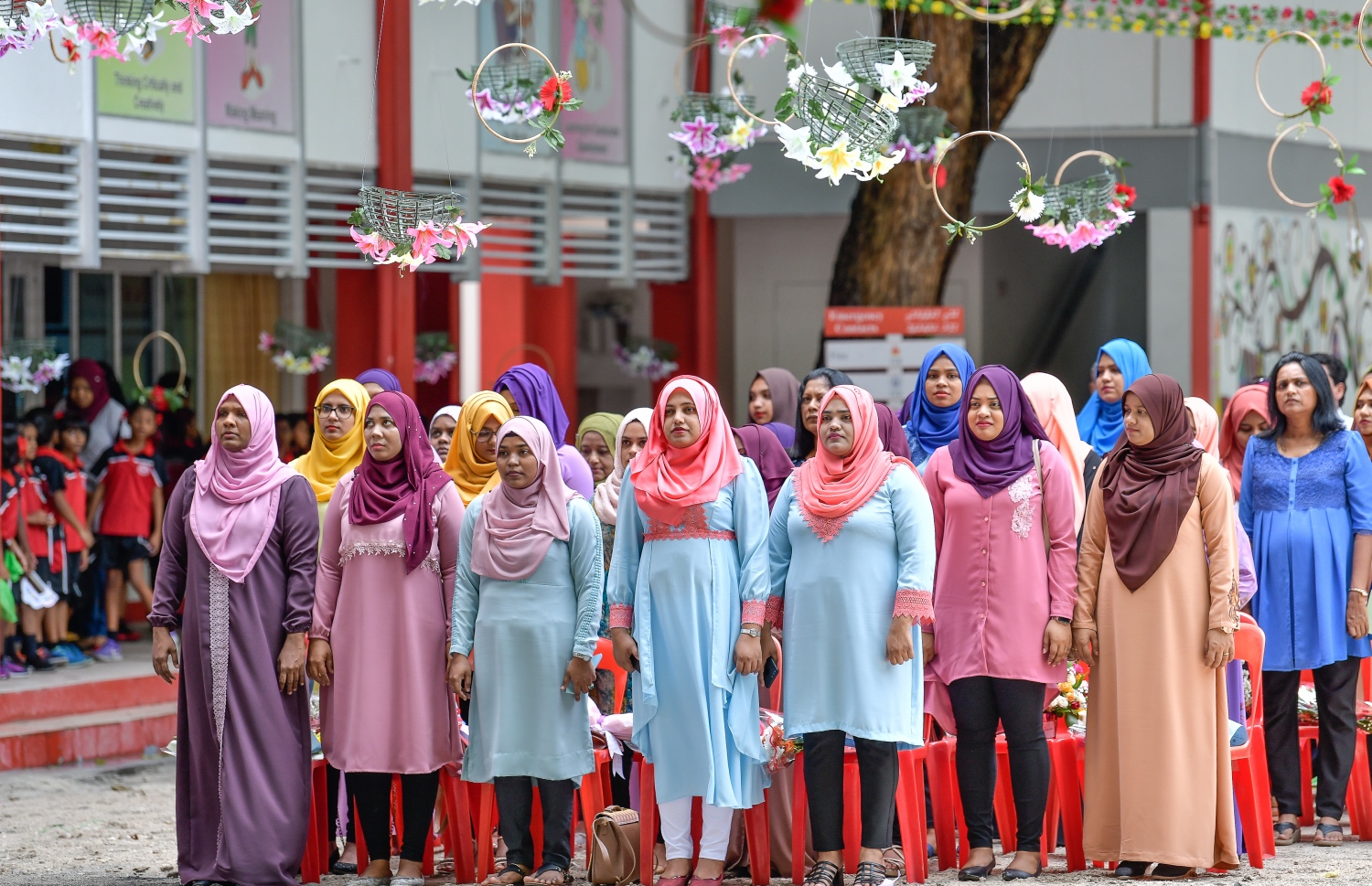 މާލެ: އޮކްޓޯބަރު 4، 2018- އިސްކަންދަރު ސްކޫލްގައި މިއަދު ފާހަގަކުރާ މި އަހަރުގެ ޓީޗަރުންގެ ދުވަހާ ގުޅިގެން ބޭއްވި ޚާއްސަ އެސެމްބްލީގައި އެ ސްކޫލްގެ ބައެއް ޓީޗަރުންނާއި މުވައްޒަފުން ބައިވެރި ވަނީ.---ފޮޓޯ: ނިޝާން އަލީ/މިހާރު