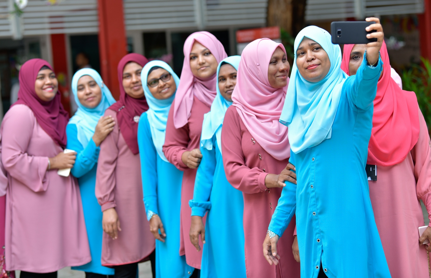 މާލެ: އޮކްޓޯބަރު 4، 2018- އިސްކަންދަރު ސްކޫލްގައި މިއަދު ފާހަގަކުރާ މި އަހަރުގެ ޓީޗަރުންގެ ދުވަހާ ގުޅިގެން ބޭއްވި ހަރަކާތުގެ ތެރެއިން އެ ސްކޫލްގެ މުވައްޒަފުންތަކެއް ސެލްފީއެއް ނަގަނީ.---ފޮޓޯ: ނިޝާން އަލީ/މިހާރު