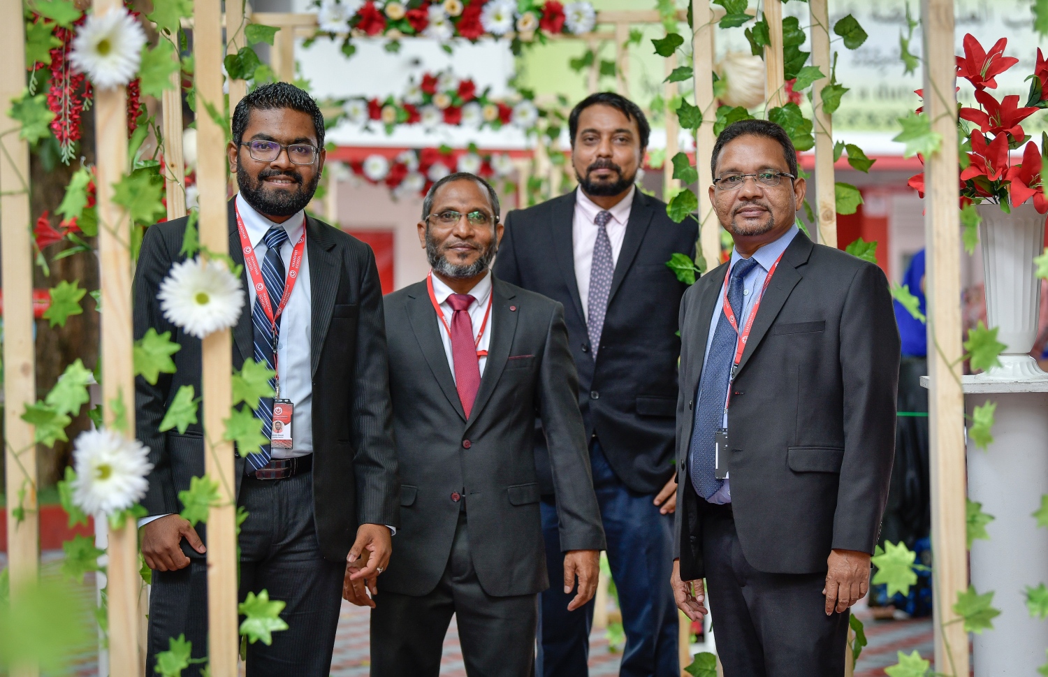 މާލެ: އޮކްޓޯބަރު 4، 2018- އިސްކަންދަރު ސްކޫލްގައި މިއަދު ފާހަގަކުރާ މި އަހަރުގެ ޓީޗަރުންގެ ދުވަހާ ގުޅިގެން، އެ ސްކޫލްގެ ގޯތިތެރެ ޒީނަތްތެރި ކޮށްފައިވާއިރު، ޕްރިންސިޕަލް ހުސައިން ސައީދު (ކ) އާއި ބައެއް މުވައްޒަފުން ފޮޓޯއަކަށް ހުއްޓި ވަޑައިގެން.---ފޮޓޯ: ނިޝާން އަލީ/މިހާރު