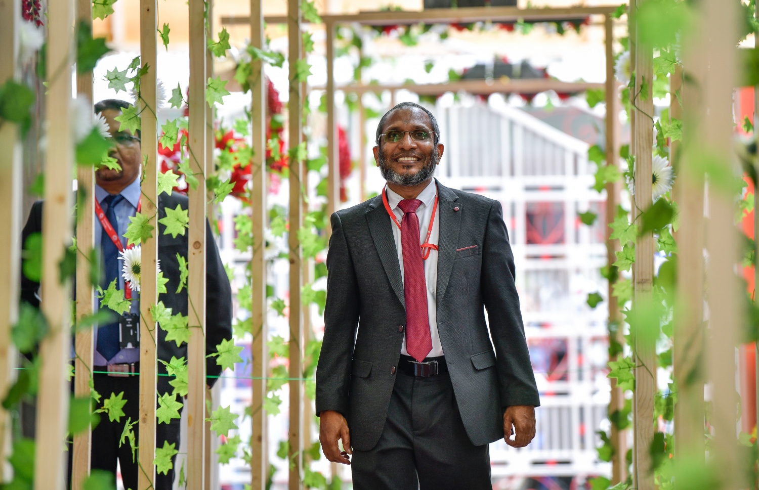 މާލެ: އޮކްޓޯބަރު 4، 2018- މި އަހަރުގެ ޓީޗަރުންގެ ދުވަހާ ގުޅިގެން، އިސްކަންދަރު ސްކޫލްގެ ޓީޗަރުންނަށް މަރުހަބާ ކިޔުމަށްޓަކައި އެ ސްކޫލްގެ ގޯތިތެރެ ޒީނަތްތެރި ކޮށްފައިވާއިރު، މުވައްޒަފަކު ސްކޫލަށް ވަންނަނީ.---ފޮޓޯ: ނިޝާން އަލީ/މިހާރު