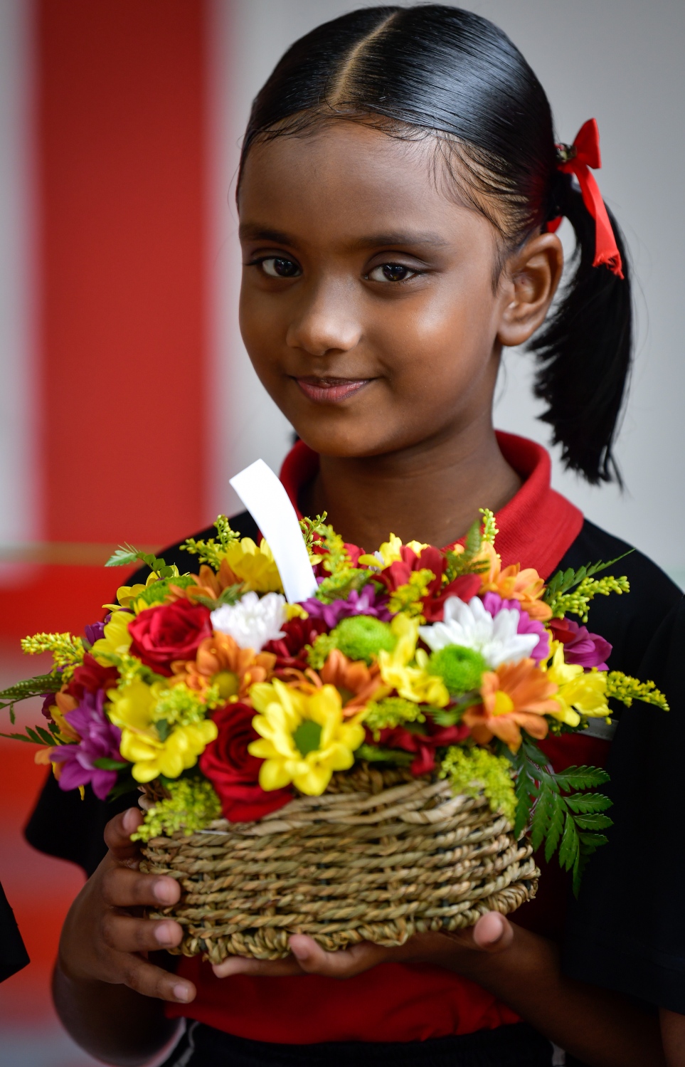 މާލެ: އޮކްޓޯބަރު 4، 2018- އިސްކަންދަރު ސްކޫލްގައި މިއަދު ފާހަގަކުރާ މި އަހަރުގެ ޓީޗަރުންގެ ދުވަހާ ގުޅިގެން، ޓީޗަރުންނަށް މަރުހަބާ ކިޔުމަށްޓަކައި އެ ސްކޫލްގެ ދަރިވަރަކު މާބޮނޑިއެއް ހިފައިގެން.---ފޮޓޯ: ނިޝާން އަލީ/މިހާރު