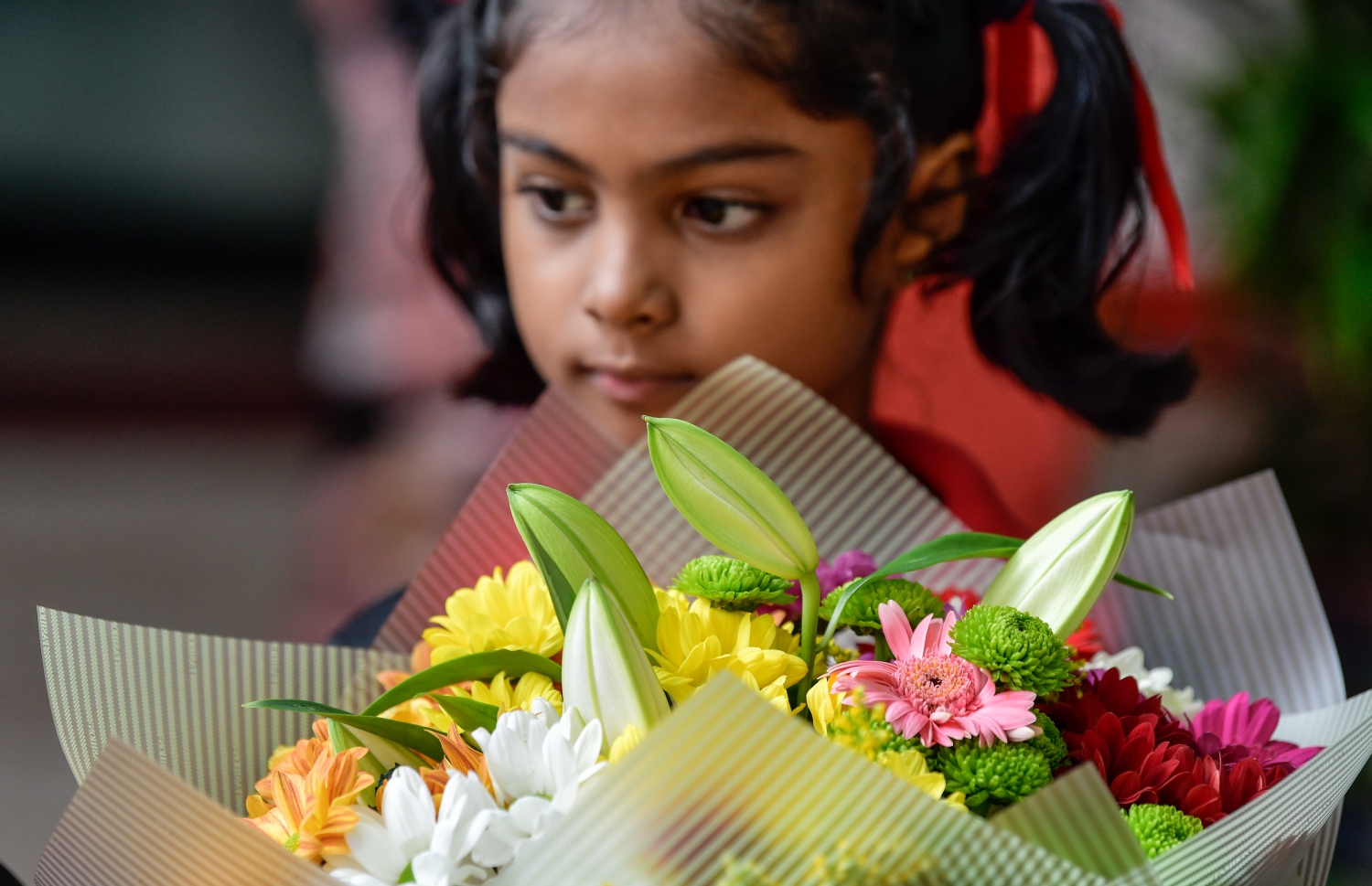 މާލެ: އޮކްޓޯބަރު 4، 2018- އިސްކަންދަރު ސްކޫލްގައި މިއަދު ފާހަގަކުރާ މި އަހަރުގެ ޓީޗަރުންގެ ދުވަހާ ގުޅިގެން، ޓީޗަރުންނަށް މަރުހަބާ ކިޔުމަށްޓަކައި އެ ސްކޫލްގެ ދަރިވަރަކު މާބޮނޑިއެއް ހިފައިގެން.---ފޮޓޯ: ނިޝާން އަލީ/މިހާރު