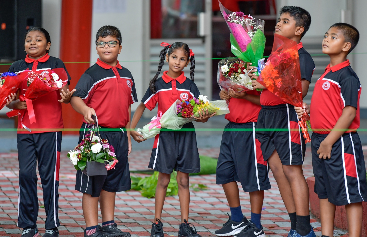 މާލެ: އޮކްޓޯބަރު 4، 2018- އިސްކަންދަރު ސްކޫލްގައި މިއަދު ފާހަގަކުރާ މި އަހަރުގެ ޓީޗަރުންގެ ދުވަހާ ގުޅިގެން، ޓީޗަރުންނަށް މަރުހަބާ ކިޔުމަށްޓަކައި އެ ސްކޫލްގެ ދަރިވަރުންތަކެއް މާބޮނޑި ހިފައިގެން.---ފޮޓޯ: ނިޝާން އަލީ/މިހާރު