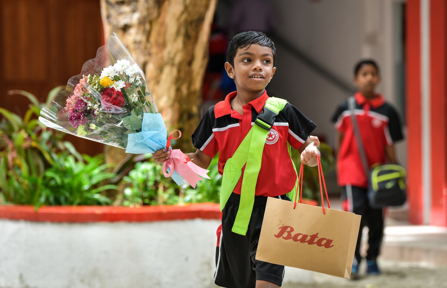 މާލެ: އޮކްޓޯބަރު 4، 2018- އިސްކަންދަރު ސްކޫލްގައި މިއަދު ފާހަގަކުރާ މި އަހަރުގެ ޓީޗަރުންގެ ދުވަހާ ގުޅިގެން، ޓީޗަރުންނަށް މަރުހަބާ ކިޔުމަށްޓަކައި އެ ސްކޫލްގެ ދަރިވަރަކު މާބޮނޑި އަކާއި ހަދިޔާ ކޮތަޅެއް ހިފައިގެން ސްކޫލަށް ވަންނަނީ.---ފޮޓޯ: ނިޝާން އަލީ/މިހާރު