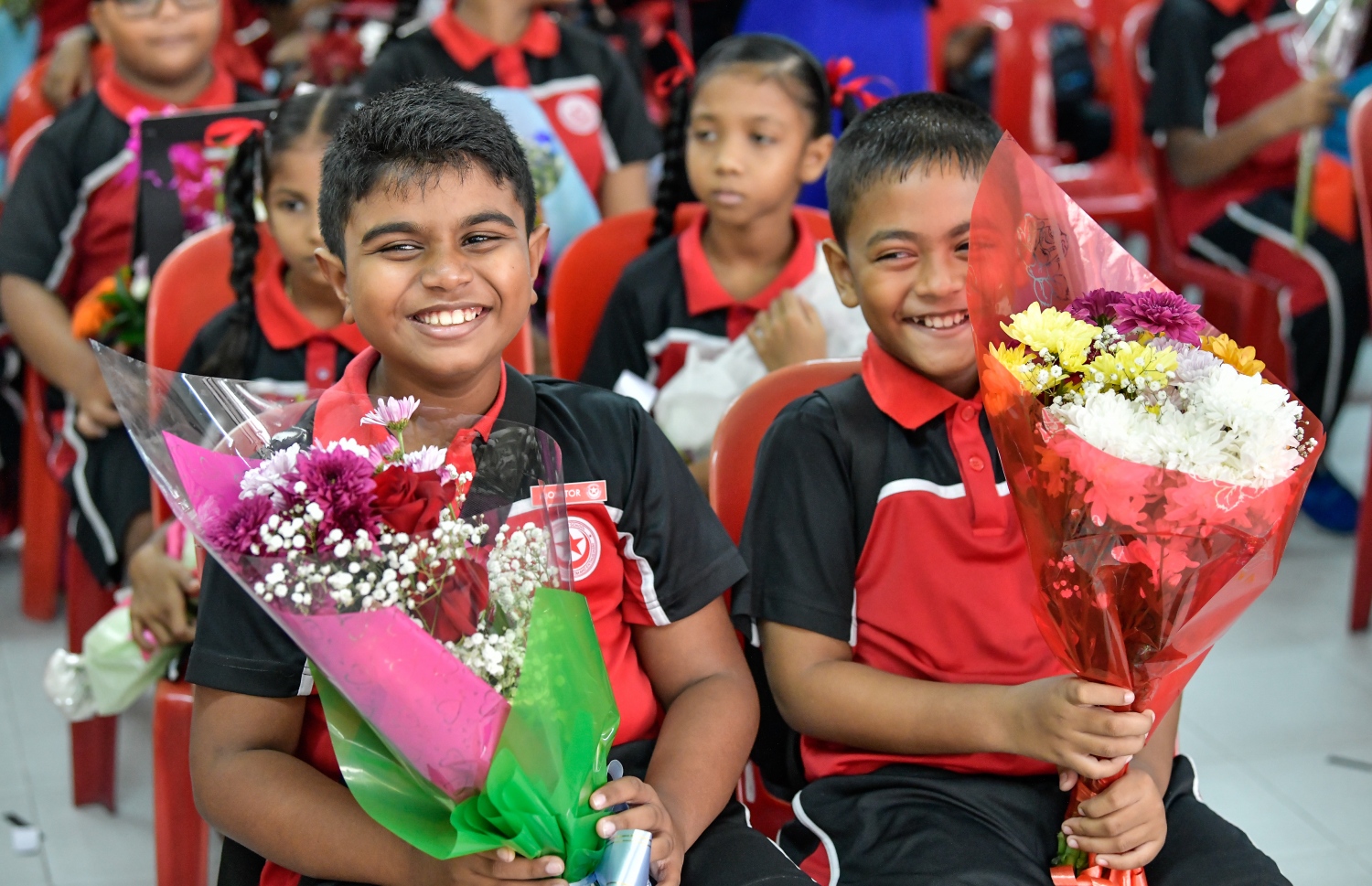 މާލެ: އޮކްޓޯބަރު 4، 2018- އިސްކަންދަރު ސްކޫލްގައި މިއަދު ފާހަގަކުރާ މި އަހަރުގެ ޓީޗަރުންގެ ދުވަހާ ގުޅިގެން، ޓީޗަރުންނަށް މަރުހަބާ ކިޔުމަށްޓަކައި އެ ސްކޫލްގެ ދަރިވަރުންތަކެއް މާބޮނޑި ހިފައިގެން.---ފޮޓޯ: ނިޝާން އަލީ/މިހާރު