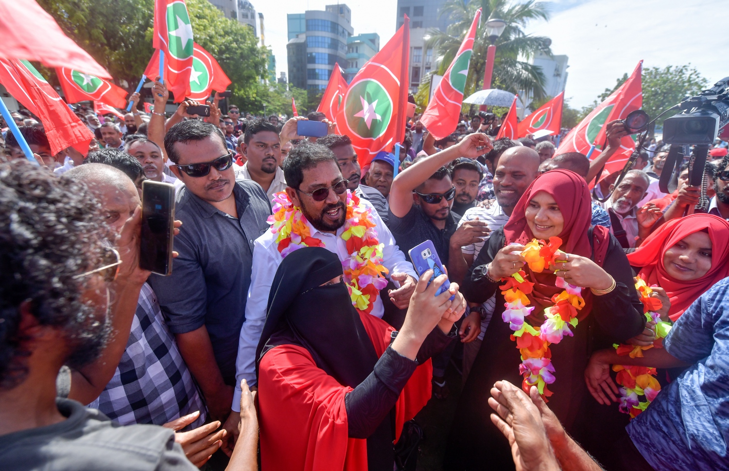 ގާސިމް މިއަދު މާލެ ވަޑައިގެން، އާންމުންގެ މީހަކާ އެކު ސެލްފީއެއް ނަންގަވަނީ. - ފޮޓޯ: ނިޝާން އަލީ/ މިހާރު