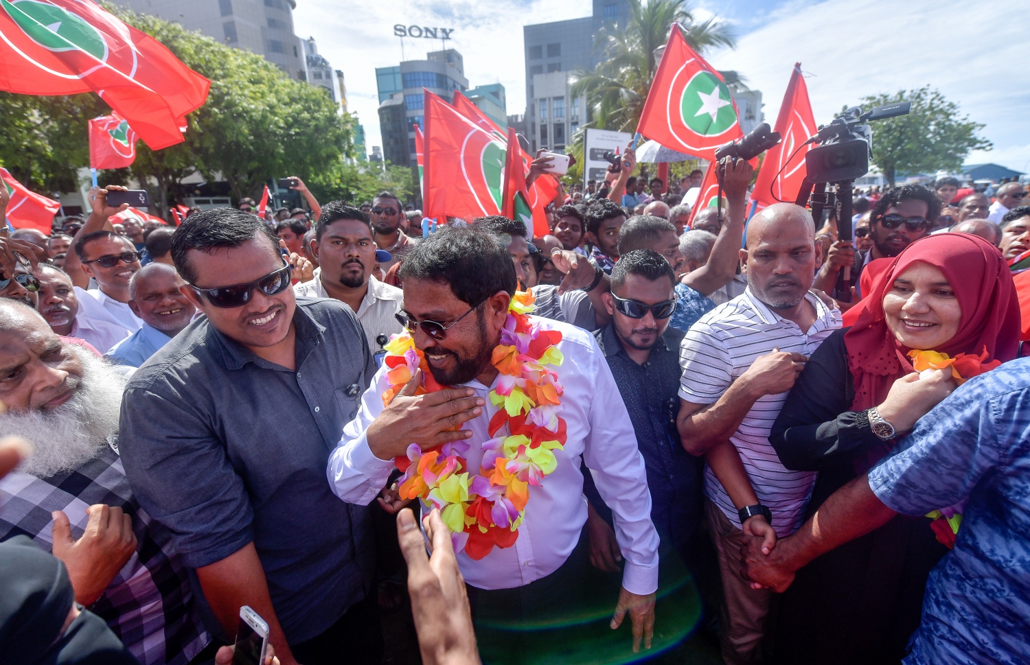 މާލެ: އޮކްޓޯބަރު 4، 2018- ޖުމްހޫރީ ޕާޓީގެ ފައުންޑަރު ގާސިމް އިބްރާހިމް، އަހަރަކަށް ވުރެ ގިނަ ދުވަހު ރާއްޖެއިން ބޭރުގައި އުޅުއްވުމަށް ފަހު، ރާއްޖެ ވަޑައިގަތުމުން، މާލޭގެ ރަސްމީ ފާލަމުން އޭނާއަށް މަރުހަބާ ދަންނަވަން އެއްވި މީހުންނާ ސަލާމް ކުރައްވަނީ.---ފޮޓޯ: ނިޝާން އަލީ/މިހާރު