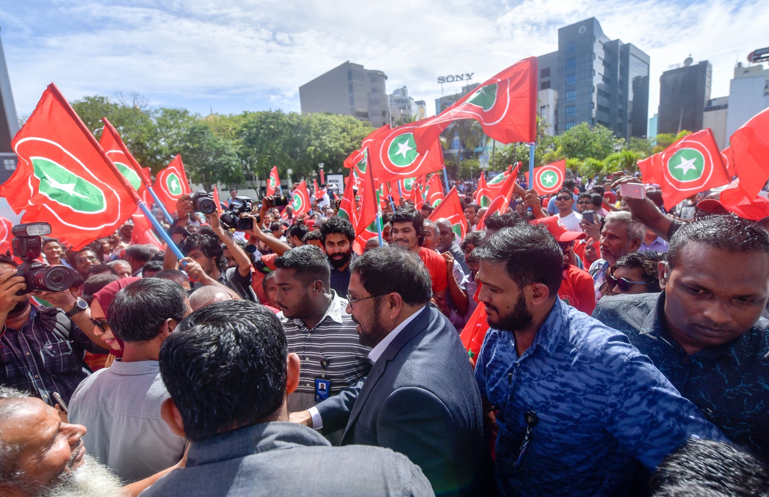 މާލެ: އޮކްޓޯބަރު 4، 2018- ޖުމްހޫރީ ޕާޓީގެ ފައުންޑަރު ގާސިމް އިބްރާހިމް، އަހަރަކަށް ވުރެ ގިނަ ދުވަހު ރާއްޖެއިން ބޭރުގައި އުޅުއްވުމަށް ފަހު، ރާއްޖެ ވަޑައިގަތުމުން، މާލޭގެ ރަސްމީ ފާލަމުން އޭނާއަށް މަރުހަބާ ދަންނަވަން އެއްވި މީހުންނާ ސަލާމް ކުރައްވަނީ.---ފޮޓޯ: ނިޝާން އަލީ/މިހާރު