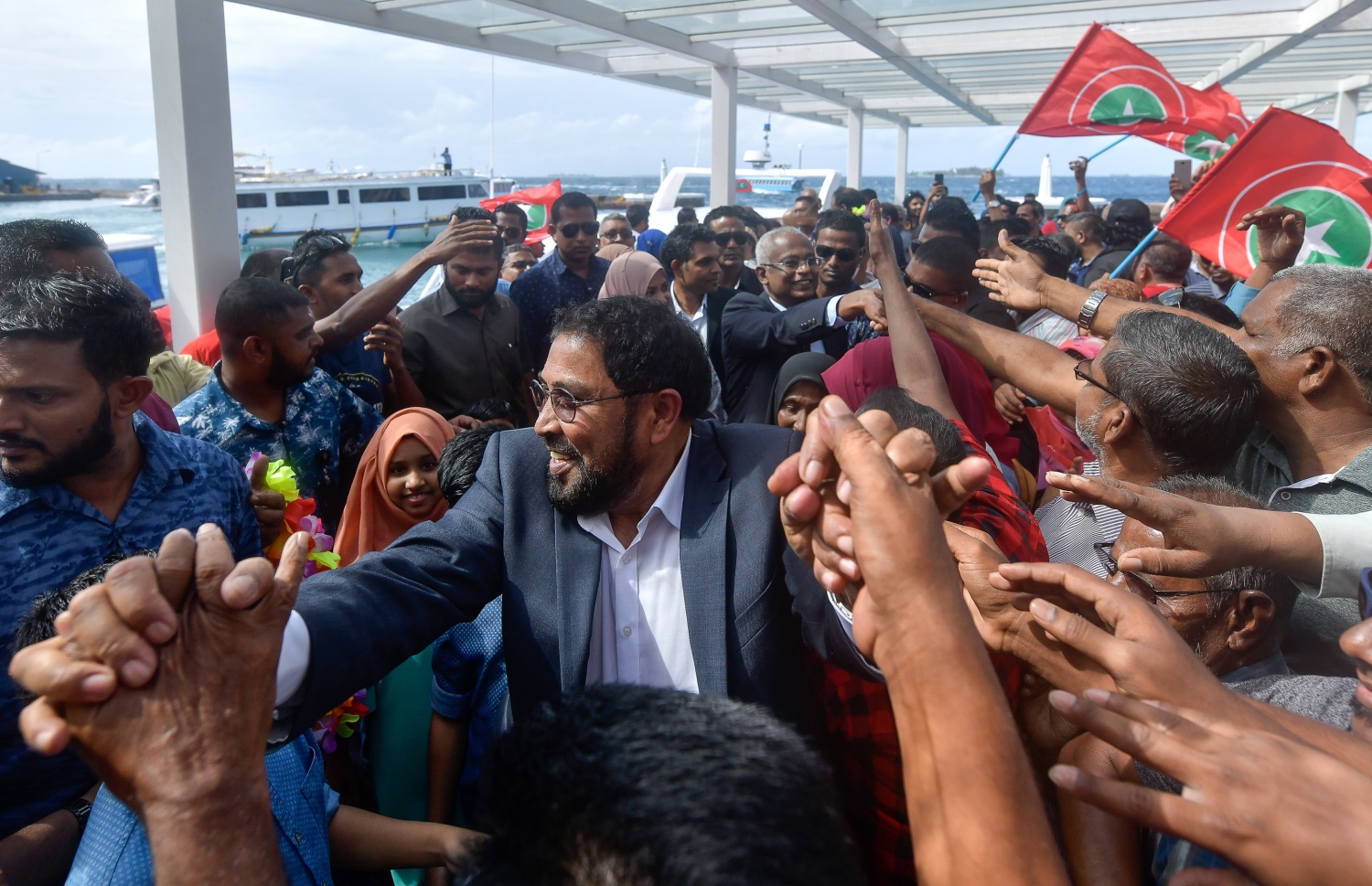 މާލެ: އޮކްޓޯބަރު 4، 2018- ޖުމްހޫރީ ޕާޓީގެ ފައުންޑަރު ގާސިމް އިބްރާހިމް، އަހަރަކަށް ވުރެ ގިނަ ދުވަހު ރާއްޖެއިން ބޭރުގައި އުޅުއްވުމަށް ފަހު، ރާއްޖެ ވަޑައިގަތުމުން، މާލޭގެ ރަސްމީ ފާލަމުން އޭނާއަށް މަރުހަބާ ދަންނަވަން އެއްވި މީހުންނާ ސަލާމް ކުރައްވަނީ.---ފޮޓޯ: ނިޝާން އަލީ/މިހާރު