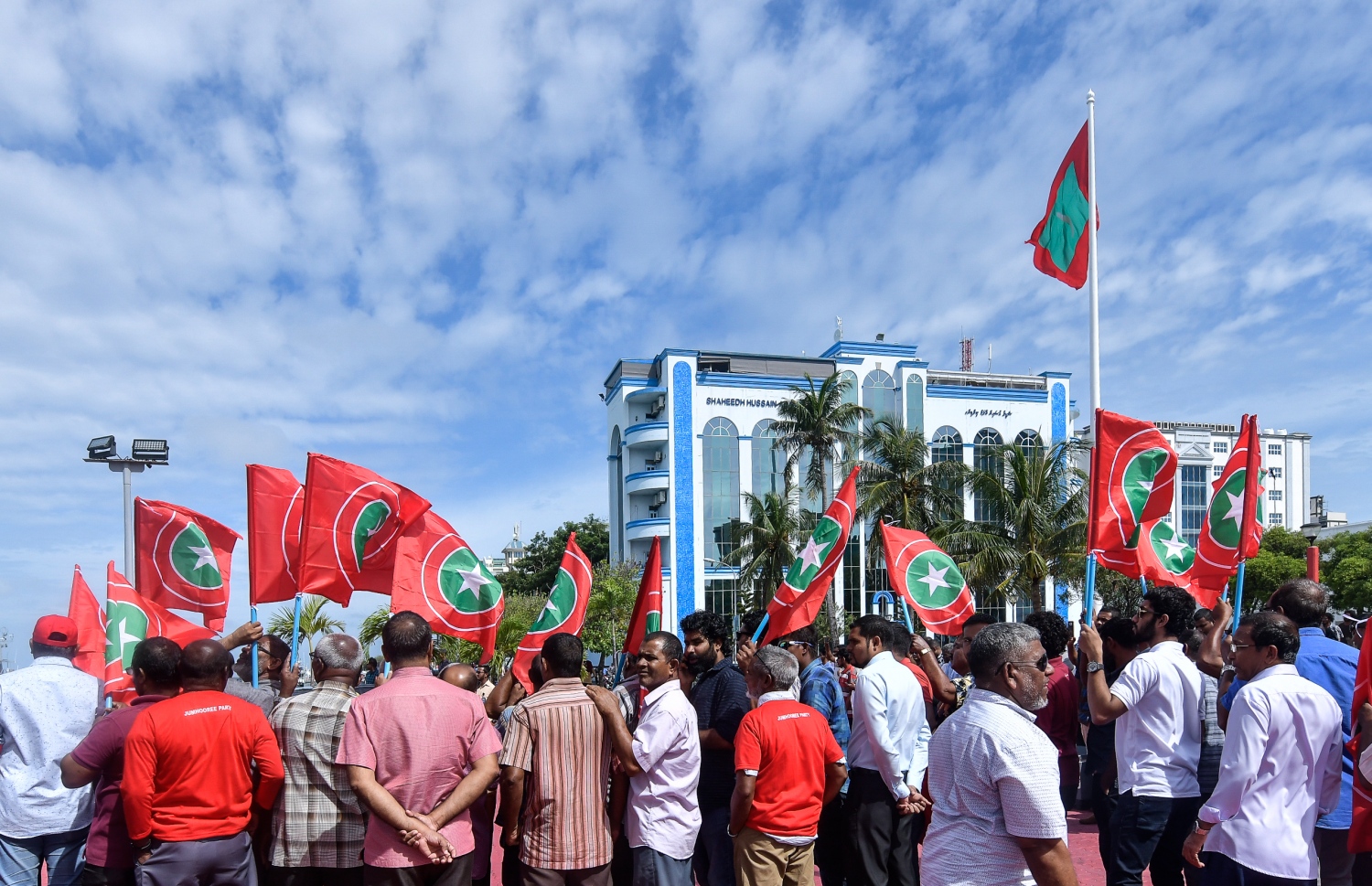 މާލެ: އޮކްޓޯބަރު 4، 2018- ޖުމްހޫރީ ޕާޓީގެ ފައުންޑަރު ގާސިމް އިބްރާހިމާއި އެ ޕާޓީގެ ރައީސް އަލީ ވަހީދު ރާއްޖެ ވަޑައިގަންނަވާތީ، އެ ދެ ބޭފުޅުންނަށް މަރުހަބާ ދެންނެވުމަށް މާލޭގެ ރަސްމީ ފާލަން ކައިރިއަށް އެއްވި ބައެއް މީހުން.---ފޮޓޯ: ނިޝާން އަލީ/މިހާރު