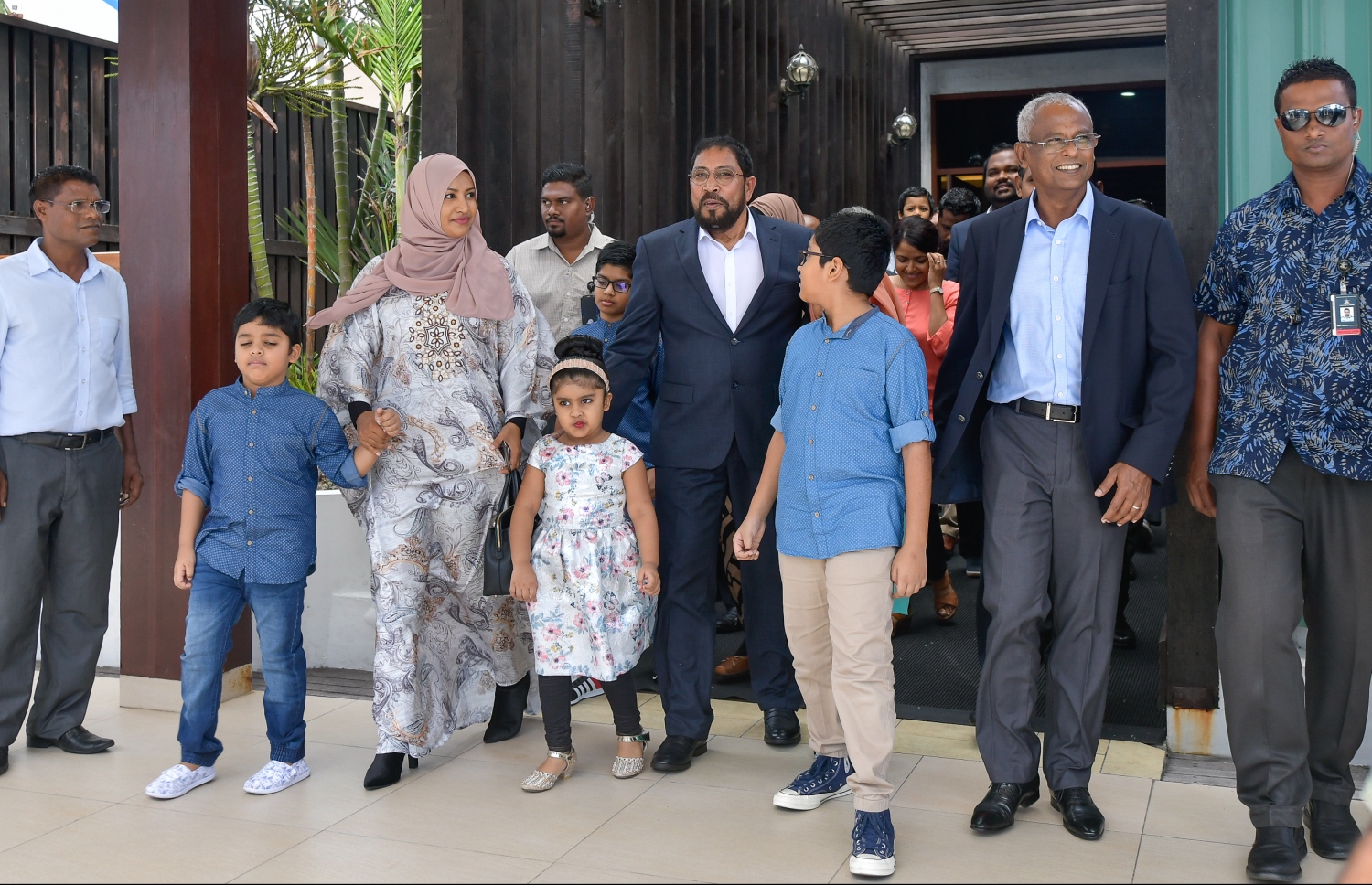 ވެލާނާ އިންޓަނޭޝަނަލް އެއާޕޯޓް: އޮކްޓޯބަރު 4، 2018- ޖުމްހޫރީ ޕާޓީގެ ފައުންޑަރު ގާސިމް އިބްރާހިމް، އަހަރަކަށް ވުރެ ގިނަ ދުވަހު ރާއްޖެއިން ބޭރުގައި އުޅުއްވުމަށް ފަހު، ރާއްޖެ ވަޑައިގެން، އޭނާގެ ހަގު އަނބިކަނބަލުން އައިޝަތު ނަހުލާ އާއި އެ ދެބޭފުޅުންގެ ކުދިން އަދި އިންތިޚާބީ ރައީސް އިބްރާހިމް މުހައްމަދު ސޯލިހް (އިބޫ) އާ އެކު ވެލާނާ އިންޓަނޭޝަނަލް އެއާޕޯޓުގެ ވީއައިޕީ ލައުންޖުން ނުކުމެވަޑައިގަންނަވަނީ.---ފޮޓޯ: ނިޝާން އަލީ/މިހާރު