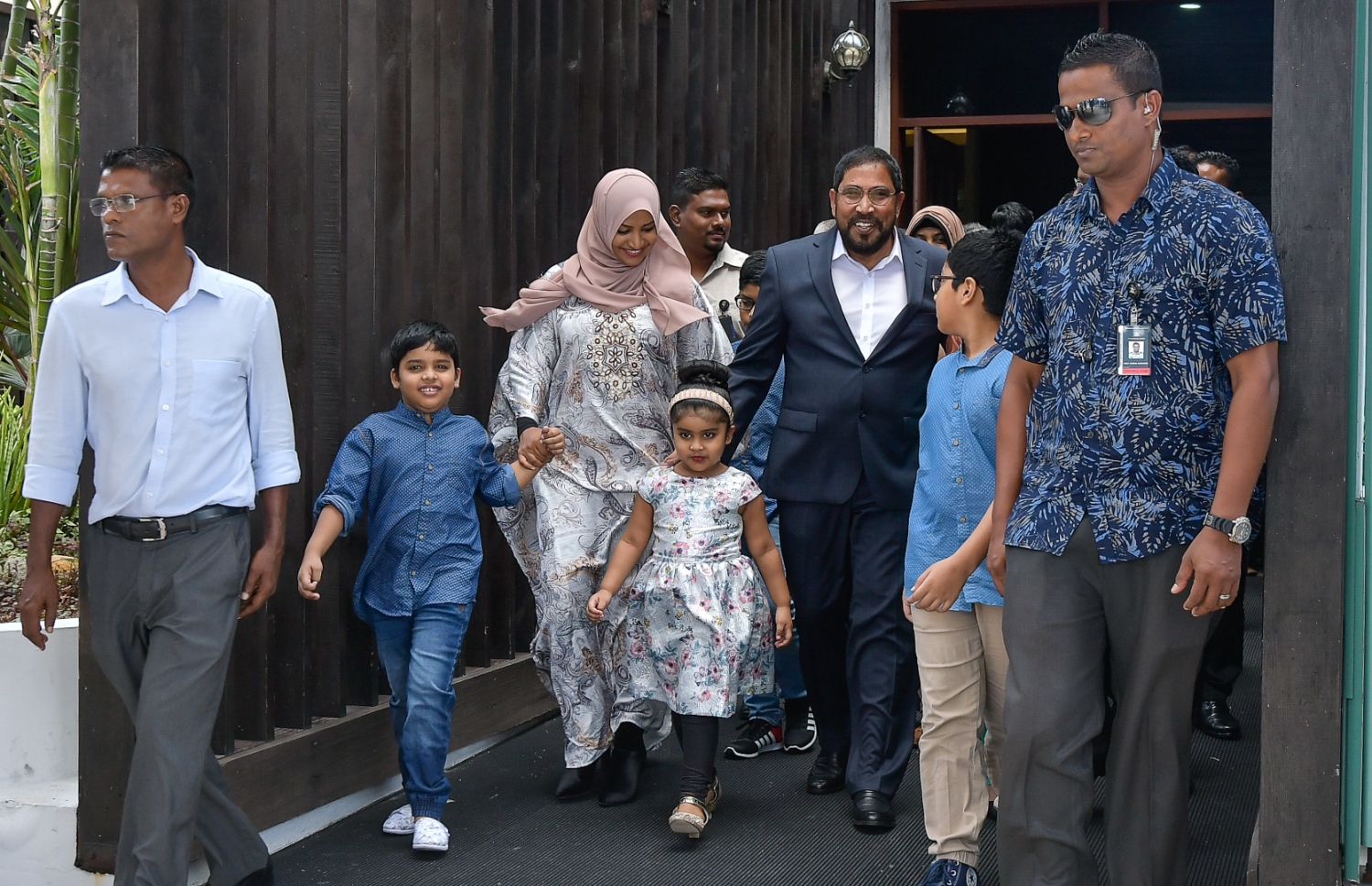 ވެލާނާ އިންޓަނޭޝަނަލް އެއާޕޯޓް: އޮކްޓޯބަރު 4، 2018- ޖުމްހޫރީ ޕާޓީގެ ފައުންޑަރު ގާސިމް އިބްރާހިމް، އަހަރަކަށް ވުރެ ގިނަ ދުވަހު ރާއްޖެއިން ބޭރުގައި އުޅުއްވުމަށް ފަހު، ރާއްޖެ ވަޑައިގެން، އޭނާގެ ހަގު އަނބިކަނބަލުން އައިޝަތު ނަހުލާ އާއި އެ ދެބޭފުޅުންގެ ކުދިންނާ އެކު ވެލާނާ އިންޓަނޭޝަނަލް އެއާޕޯޓުގެ ވީއައިޕީ ލައުންޖުން ނުކުމެވަޑައިގަންނަވަނީ.---ފޮޓޯ: ނިޝާން އަލީ/މިހާރު