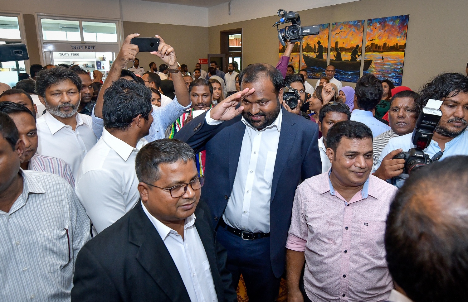 ވެލާނާ އިންޓަނޭޝަނަލް އެއާޕޯޓް: އޮކްޓޯބަރު 4، 2018- ޖުމްހޫރީ ޕާޓީގެ ރައީސް އަލީ ވަހީދު، ތިން އަހަރެއްހާ ދުވަހު ރާއްޖެއިން ބޭރުގައި އުޅުއްވުމަށް ފަހު، ރާއްޖެ ވަޑައިގެން، ވެލާނާ އިންޓަނޭޝަނަލް އެއާޕޯޓުގެ ވީއައިޕީ ލައުންޖުގައި.---ފޮޓޯ: ނިޝާން އަލީ/މިހާރު