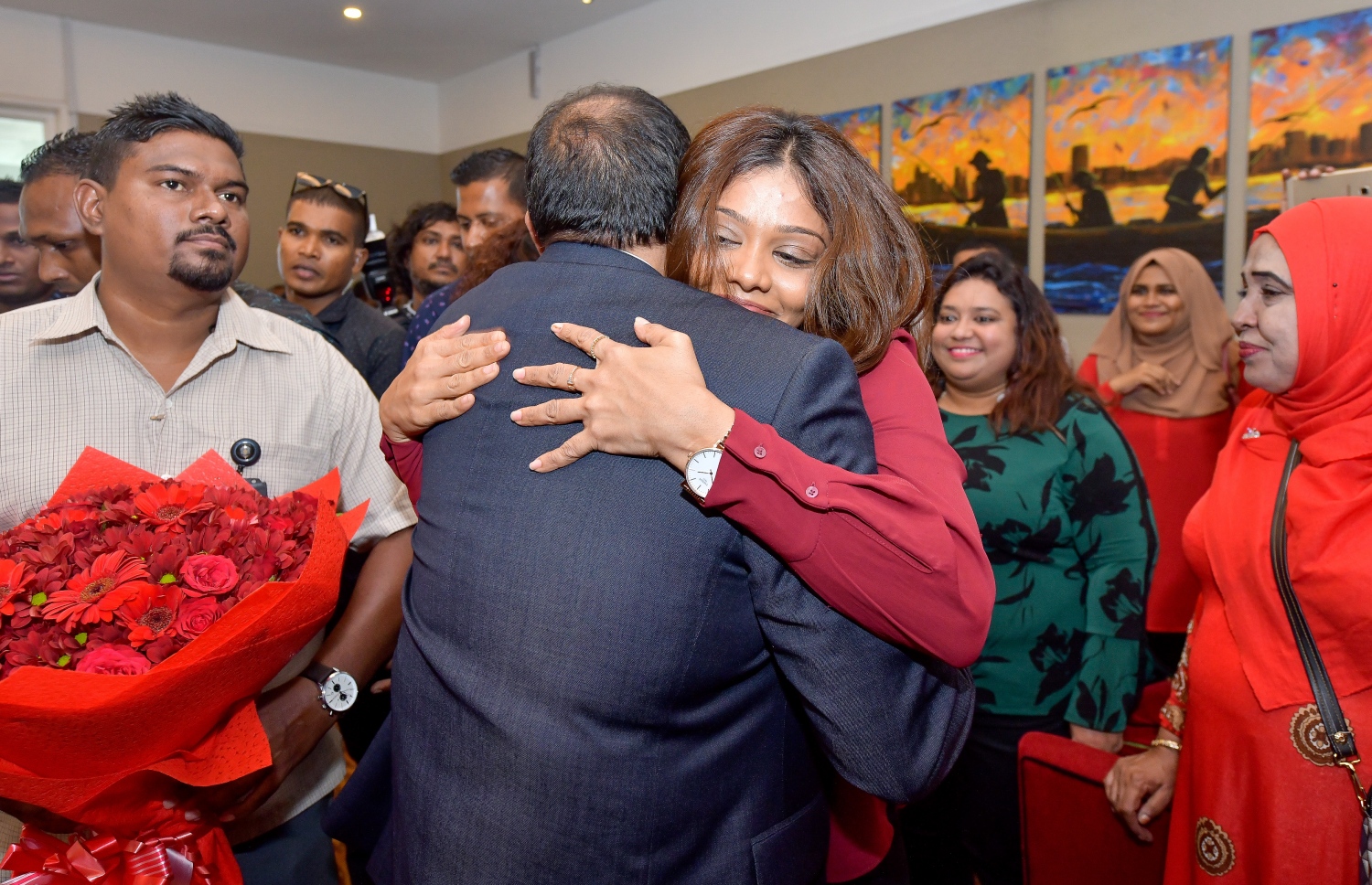 ވެލާނާ އިންޓަނޭޝަނަލް އެއާޕޯޓް: އޮކްޓޯބަރު 4، 2018- ޖުމްހޫރީ ޕާޓީގެ ފައުންޑަރު ގާސިމް އިބްރާހިމް، އަހަރަކަށް ވުރެ ގިނަ ދުވަހު ރާއްޖެއިން ބޭރުގައި އުޅުއްވުމަށް ފަހު، ރާއްޖެ ވަޑައިގަތުމުން، އޭނާގެ ބޭފުޅަކު ވެލާނާ އިންޓަނޭޝަނަލް އެއާޕޯޓުން މަރުހަބާ ދަންނަވަނީ.---ފޮޓޯ: ނިޝާން އަލީ/މިހާރު