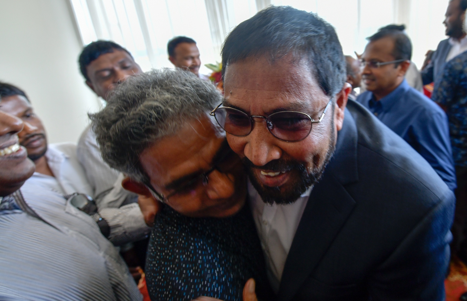 ވެލާނާ އިންޓަނޭޝަނަލް އެއާޕޯޓް: އޮކްޓޯބަރު 4، 2018- ޖުމްހޫރީ ޕާޓީގެ ފައުންޑަރު ގާސިމް އިބްރާހިމް، އަހަރަކަށް ވުރެ ގިނަ ދުވަހު ރާއްޖެއިން ބޭރުގައި އުޅުއްވުމަށް ފަހު، ރާއްޖެ ވަޑައިގަތުމުން، ގާނޫނީ ވަކީލް މުހައްމަދު ވަހީދު އިބްރާހީމް (ލޯޔަރު ވައްޑެ) ވެލާނާ އިންޓަނޭޝަނަލް އެއާޕޯޓުން މަރުހަބާ ދަންނަވަނީ.---ފޮޓޯ: ނިޝާން އަލީ/މިހާރު