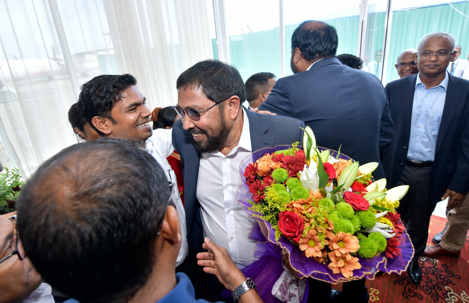 ވެލާނާ އިންޓަނޭޝަނަލް އެއާޕޯޓް: އޮކްޓޯބަރު 4، 2018- ޖުމްހޫރީ ޕާޓީގެ ފައުންޑަރު ގާސިމް އިބްރާހިމް، އަހަރަކަށް ވުރެ ގިނަ ދުވަހު ރާއްޖެއިން ބޭރުގައި އުޅުއްވުމަށް ފަހު، ރާއްޖެ ވަޑައިގަތުމުން، އެމްޑީޕީގެ ނައިބު ރައީސް މުހައްމަދު ޝިފާޒް، ވެލާނާ އިންޓަނޭޝަނަލް އެއާޕޯޓުން މަރުހަބާ ދަންނަވަނީ.---ފޮޓޯ: ނިޝާން އަލީ/މިހާރު