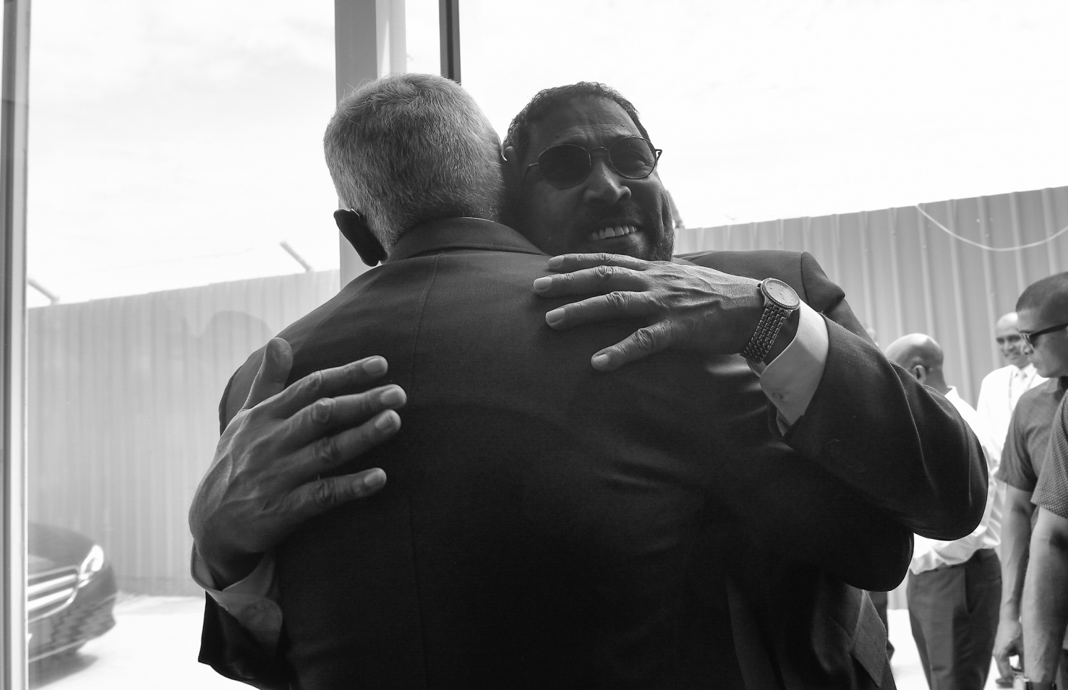 ވެލާނާ އިންޓަނޭޝަނަލް އެއާޕޯޓް: އޮކްޓޯބަރު 4، 2018- ޖުމްހޫރީ ޕާޓީގެ ފައުންޑަރު ގާސިމް އިބްރާހިމް، އަހަރަކަށް ވުރެ ގިނަ ދުވަހު ރާއްޖެއިން ބޭރުގައި އުޅުއްވުމަށް ފަހު، ރާއްޖެ ވަޑައިގަތުމުން، އިންތިޚާބީ ރައީސް އިބްރާހިމް މުހައްމަދު ސޯލިހް (އިބޫ)، ވެލާނާ އިންޓަނޭޝަނަލް އެއާޕޯޓުން މަރުހަބާ ދަންނަވަނީ.---ފޮޓޯ: ނިޝާން އަލީ/މިހާރު