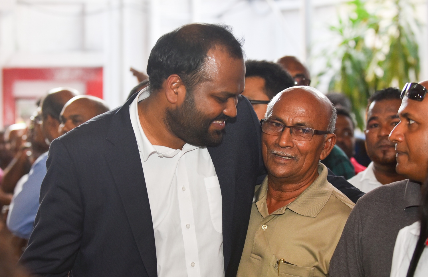 މާލެ: އޮކްޓޯބަރު 4، 2018- ޖުމްހޫރީ ޕާޓީގެ ރައީސް އަލީ ވަހީދު، ތިން އަހަރެއްހާ ދުވަހު ރާއްޖެއިން ބޭރުގައި އުޅުއްވުމަށް ފަހު، ރާއްޖެ ވަޑައިގެން، އެ ޕާޓީގެ އޮފީސް ކުނޫޒްގައި ބޭއްވި ހަފުލާގައި، އެމްޑީޕީގެ ސަޕޯޓަރަކާ ވާހަކަ ދައްކަވަނީ.---ފޮޓޯ: ހުސައިން ވަހީދު/މިހާރު