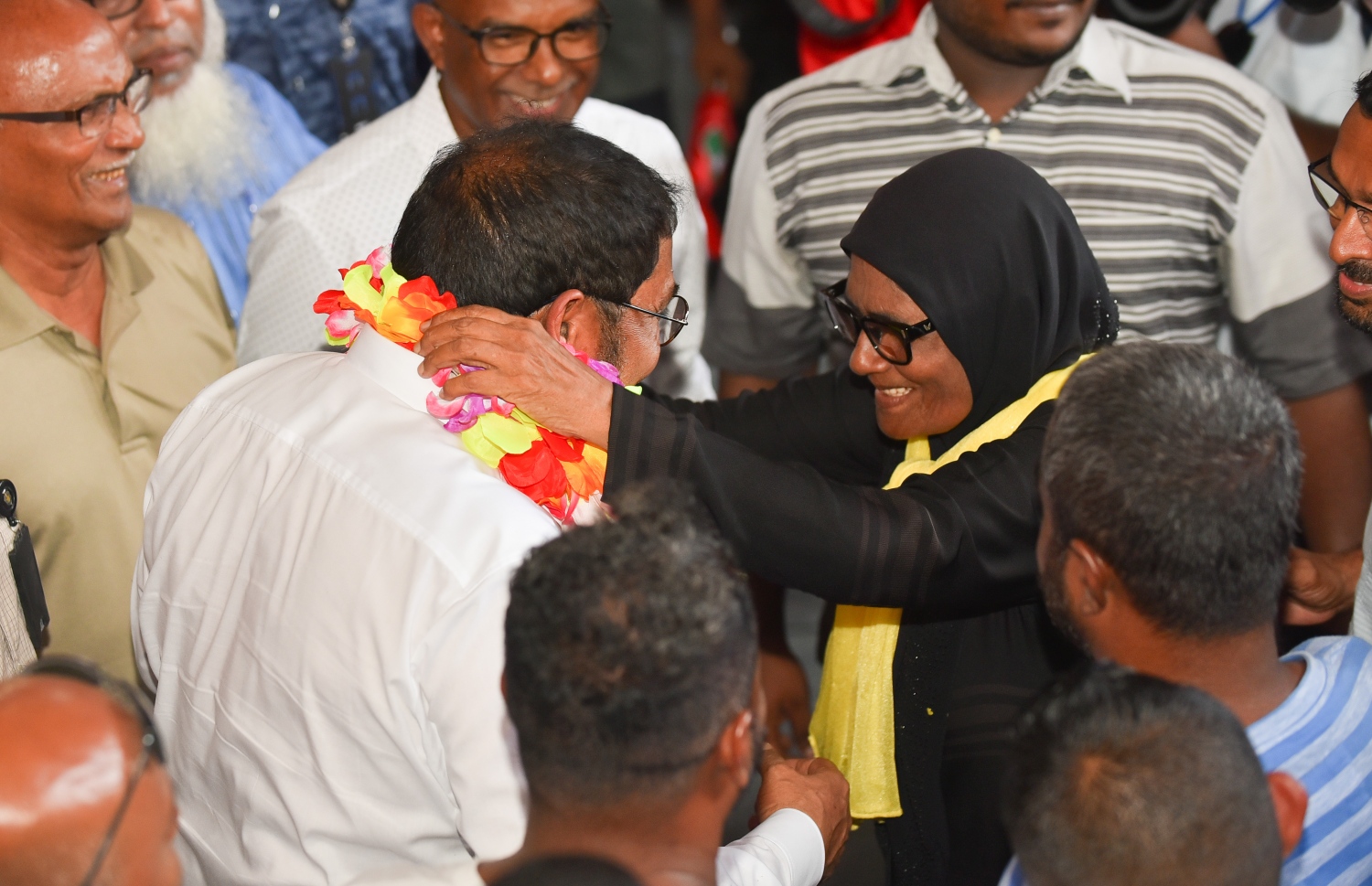 މާލެ: އޮކްޓޯބަރު 4، 2018- ޖުމްހޫރީ ޕާޓީގެ ފައުންޑަރު ގާސިމް އިބްރާހިމް، އަހަރަކަށް ވުރެ ގިނަ ދުވަހު ރާއްޖެއިން ބޭރުގައި އުޅުއްވުމަށް ފަހު، ރާއްޖެ ވަޑައިގެން، އެ ޕާޓީގެ އޮފީސް ކުނޫޒްގައި ބޭއްވި ހަފުލާގެ ތެރެއިން، އެމްޑީޕީގެ އެކްޓިވިސްޓު ނައީމާއްތަ، ގާސިމްގެ ކަރުގައި މާފަތި އަޅުވަނީ.---ފޮޓޯ: ހުސައިން ވަހީދު/މިހާރު