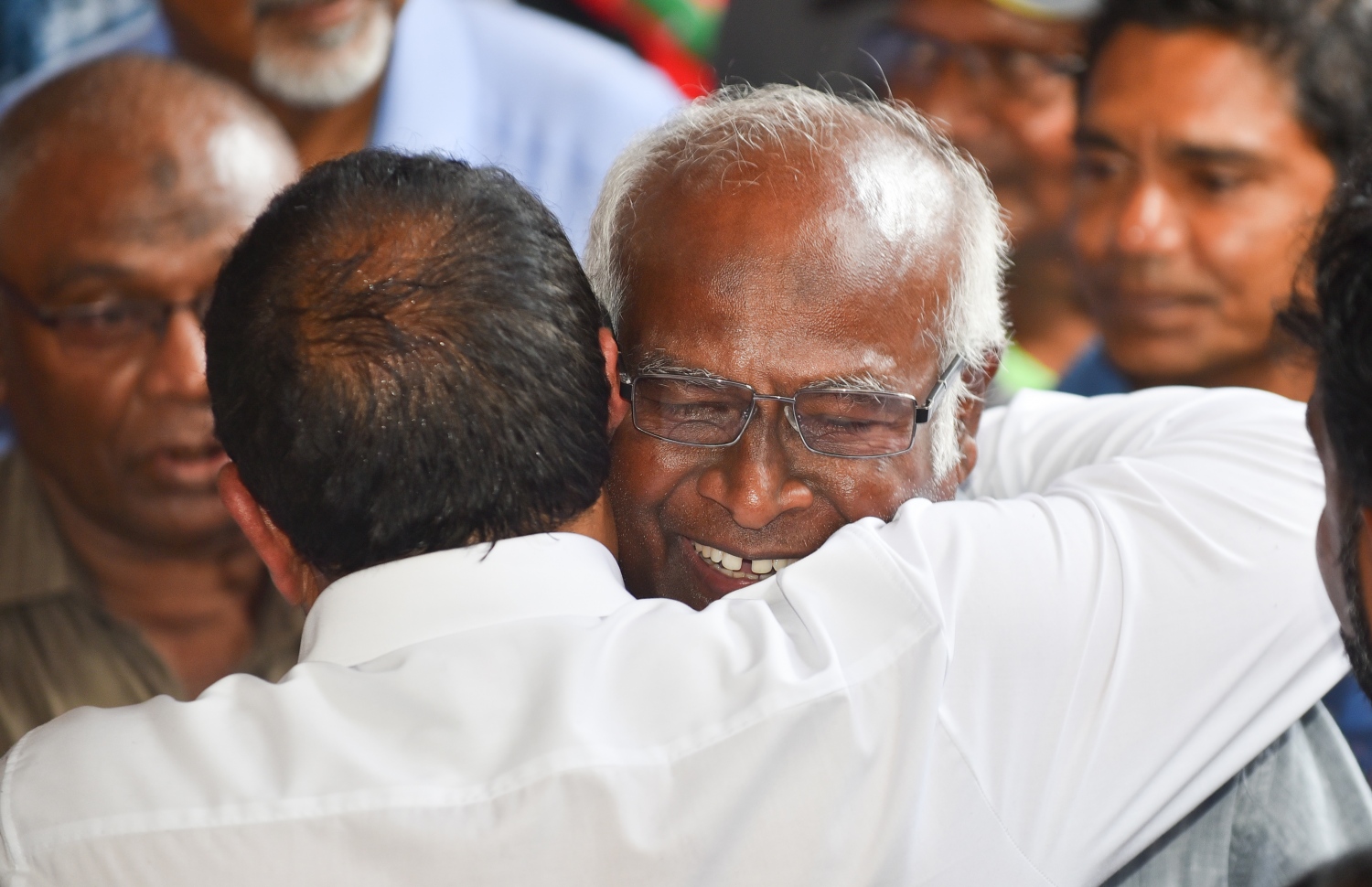 މާލެ: އޮކްޓޯބަރު 4، 2018- ޖުމްހޫރީ ޕާޓީގެ ފައުންޑަރު ގާސިމް އިބްރާހިމް، އަހަރަކަށް ވުރެ ގިނަ ދުވަހު ރާއްޖެއިން ބޭރުގައި އުޅުއްވުމަށް ފަހު، ރާއްޖެ ވަޑައިގެން، އެ ޕާޓީގެ އޮފީސް ކުނޫޒްގައި ބޭއްވި ހަފުލާގެ ތެރެއިން، އެމްޑީޕީގެ މެމްބަރު މައިޒާން އަލިބެއާ ބައްދާލައްވަނީ.---ފޮޓޯ: ހުސައިން ވަހީދު/މިހާރު