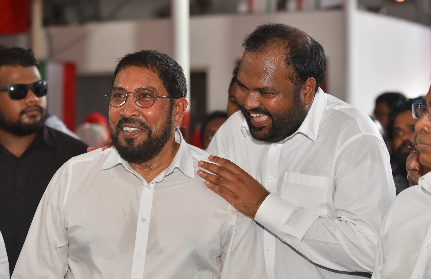 މާލެ: އޮކްޓޯބަރު 4، 2018- ޖުމްހޫރީ ޕާޓީގެ ފައުންޑަރު ގާސިމް އިބްރާހިމާއި އެ ޕާޓީގެ ރައީސް އަލީ ވަހީދު ގިނަ ދުވަސްތަކެއް ވަންދެން ރާއްޖެއިން ބޭރުގައި އުޅުއްވުމަށް ފަހު، ރާއްޖެ ވަޑައިގެން، އެ ޕާޓީގެ އޮފީސް ކުނޫޒްގައި ބޭއްވި ހަފުލާގައި ބައިވެރިވެވަޑައިގަންނަވަނީ.---ފޮޓޯ: ހުސައިން ވަހީދު/މިހާރު