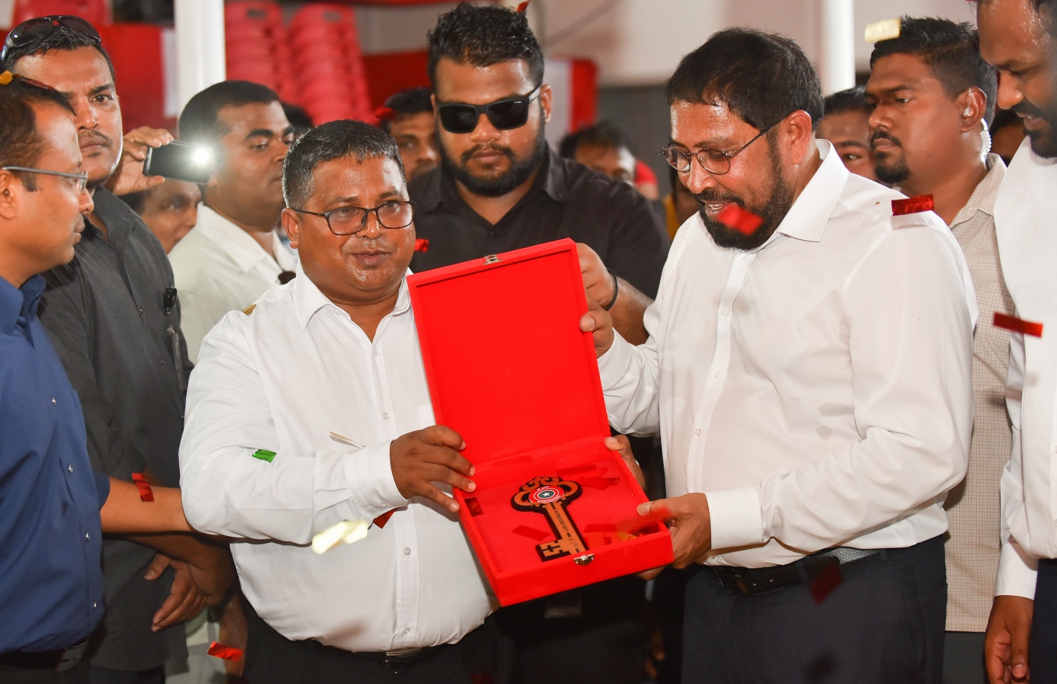 މާލެ: އޮކްޓޯބަރު 4، 2018- ޖުމްހޫރީ ޕާޓީގެ ފައުންޑަރު ގާސިމް އިބްރާހިމް، އަހަރަކަށް ވުރެ ގިނަ ދުވަހު ރާއްޖެއިން ބޭރުގައި އުޅުއްވުމަށް ފަހު، ރާއްޖެ ވަޑައިގަތުމުން، އެ ޕާޓީ ހިންގުމުގެ ޒިންމާތައް ރަމްޒީ ގޮތުން އޭނާއާ ހަވާލު ކުރައްވަނީ.---ފޮޓޯ: ހުސައިން ވަހީދު/މިހާރު