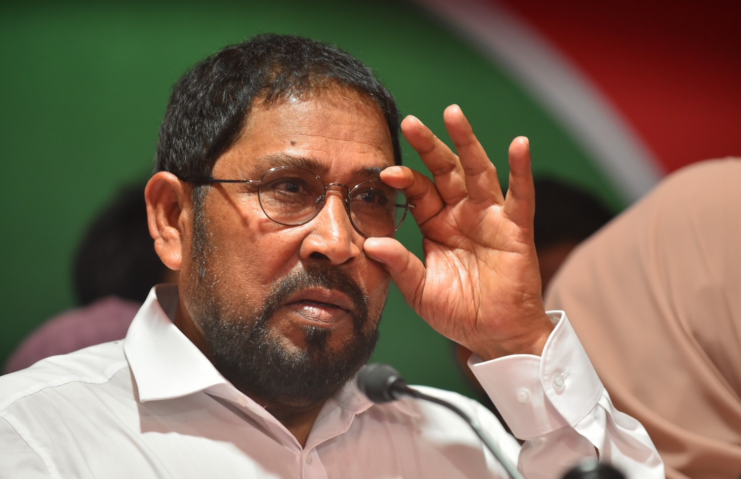 މާލެ: އޮކްޓޯބަރު 4، 2018- ޖުމްހޫރީ ޕާޓީގެ ފައުންޑަރު ގާސިމް އިބްރާހިމް، އަހަރަކަށް ވުރެ ގިނަ ދުވަހު ރާއްޖެއިން ބޭރުގައި އުޅުއްވުމަށް ފަހު، ރާއްޖެ ވަޑައިގެން، އެ ޕާޓީގެ އޮފީސް ކުނޫޒްގައި ބޭއްވި ހަފުލާގައި ބައިވެރިވެވަޑައިގަންނަވަނީ.---ފޮޓޯ: ހުސައިން ވަހީދު/މިހާރު