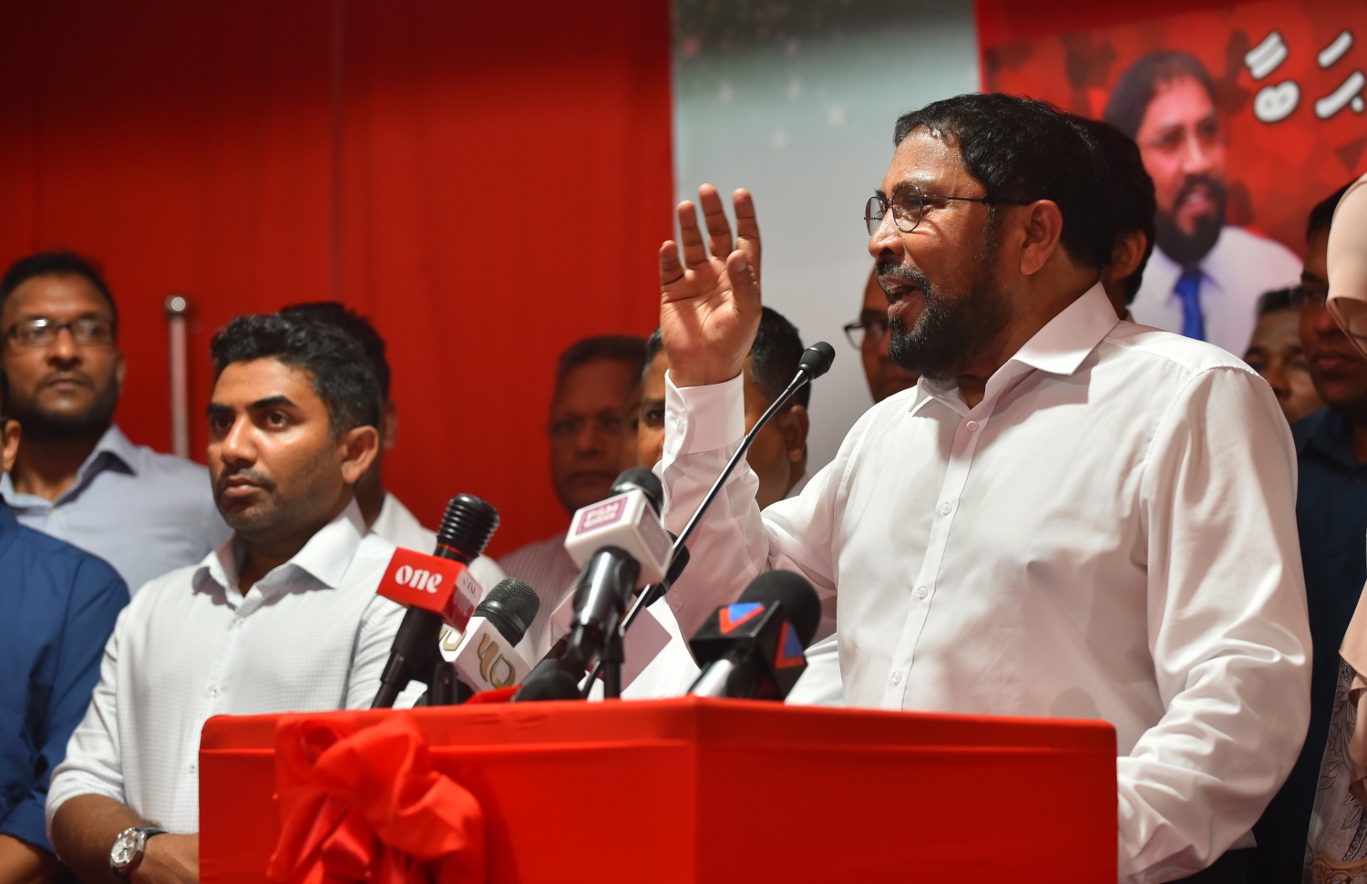 މާލެ: އޮކްޓޯބަރު 4، 2018- ޖުމްހޫރީ ޕާޓީގެ ފައުންޑަރު ގާސިމް އިބްރާހިމް، އަހަރަކަށް ވުރެ ގިނަ ދުވަހު ރާއްޖެއިން ބޭރުގައި އުޅުއްވުމަށް ފަހު، ރާއްޖެ ވަޑައިގެން، އެ ޕާޓީގެ އޮފީސް ކުނޫޒްގައި ބޭއްވި ހަފުލާގައި ވާހަކަ ދައްކަވަނީ.---ފޮޓޯ: ހުސައިން ވަހީދު/މިހާރު