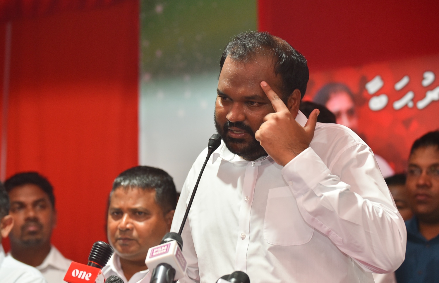 މާލެ: އޮކްޓޯބަރު 4، 2018- ޖުމްހޫރީ ޕާޓީގެ ރައީސް އަލީ ވަހީދު، ތިން އަހަރެއްހާ ދުވަހު ރާއްޖެއިން ބޭރުގައި އުޅުއްވުމަށް ފަހު، ރާއްޖެ ވަޑައިގެން، އެ ޕާޓީގެ އޮފީސް ކުނޫޒްގައި ބޭއްވި ހަފުލާގައި ވާހަކަ ދައްކަވަނީ.---ފޮޓޯ: ހުސައިން ވަހީދު/މިހާރު